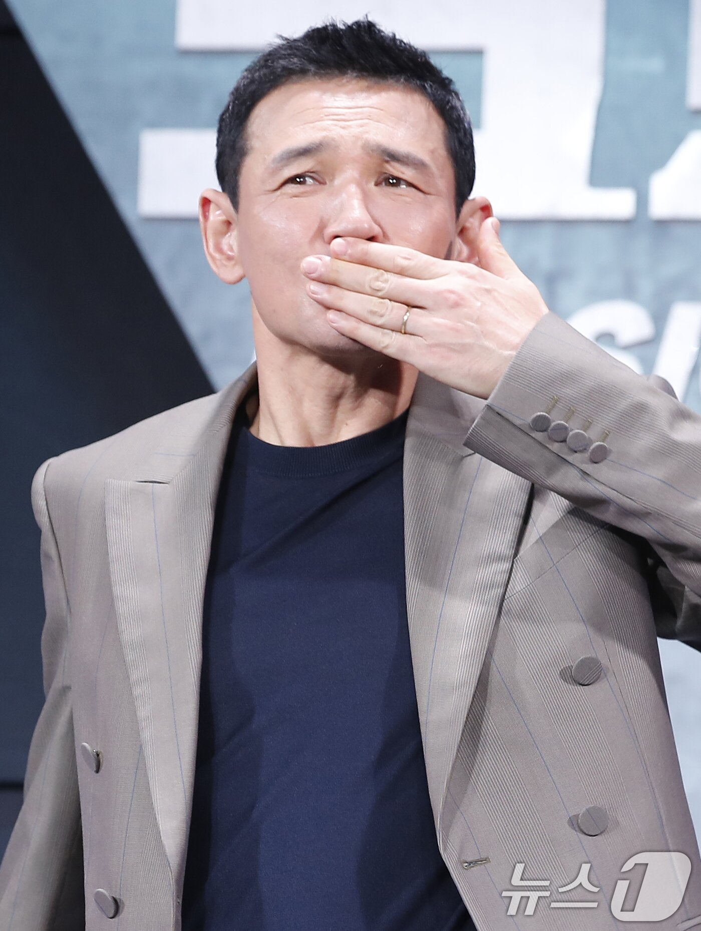 본문 이미지 - 배우 황정민이 5일 서울 중구 앰배서더 서울 풀만 호텔에서 진행된 넷플릭스 영화 '크로스'(감독 이명훈) 제작보고회에서 포즈를 취하고 있다. '크로스'는 현직 형사인 아내 미선(염정아 분)에게 과거를 숨긴 채 베테랑 주부로 살아가는 전직 정보사 요원 강무(황정민 분)가 거대한 사건에 함께 휘말리면서 벌어지는 이야기를 그린 오락 액션 영화이다. 2024.8.5/뉴스1 ⓒ News1 권현진 기자