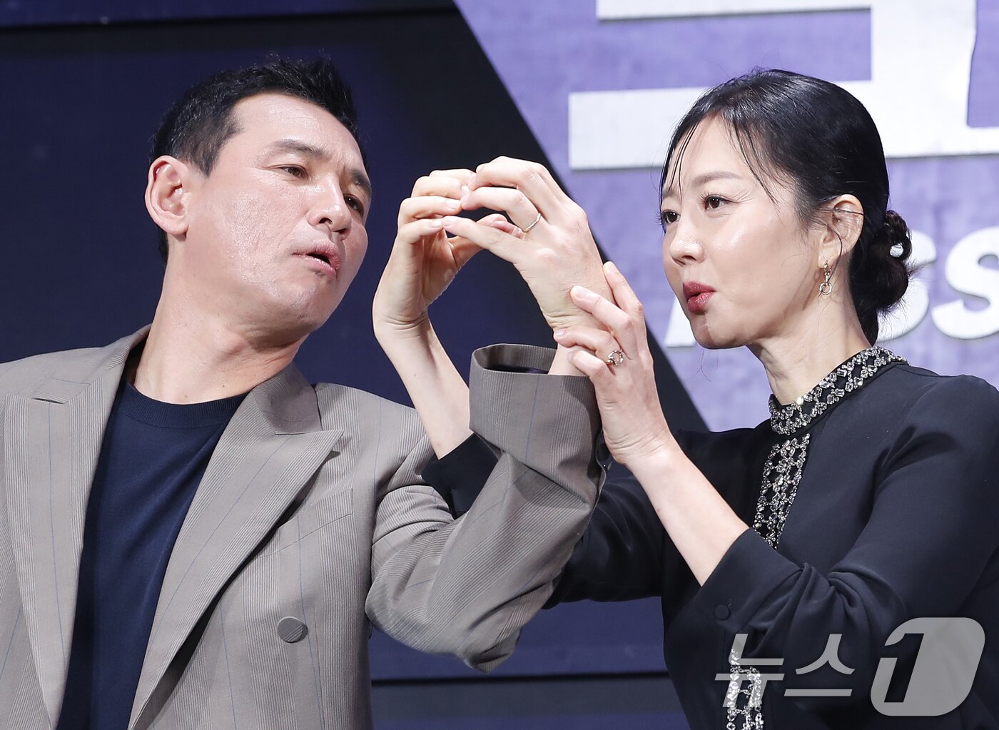 본문 이미지 - 배우 황정민과 염정아(오른쪽)가 5일 서울 중구 앰배서더 서울 풀만 호텔에서 진행된 넷플릭스 영화 '크로스'(감독 이명훈) 제작보고회에서 크로스 포즈를 만들고 있다. '크로스'는 현직 형사인 아내 미선(염정아 분)에게 과거를 숨긴 채 베테랑 주부로 살아가는 전직 정보사 요원 강무(황정민 분)가 거대한 사건에 함께 휘말리면서 벌어지는 이야기를 그린 오락 액션 영화이다. 2024.8.5/뉴스1 ⓒ News1 권현진 기자