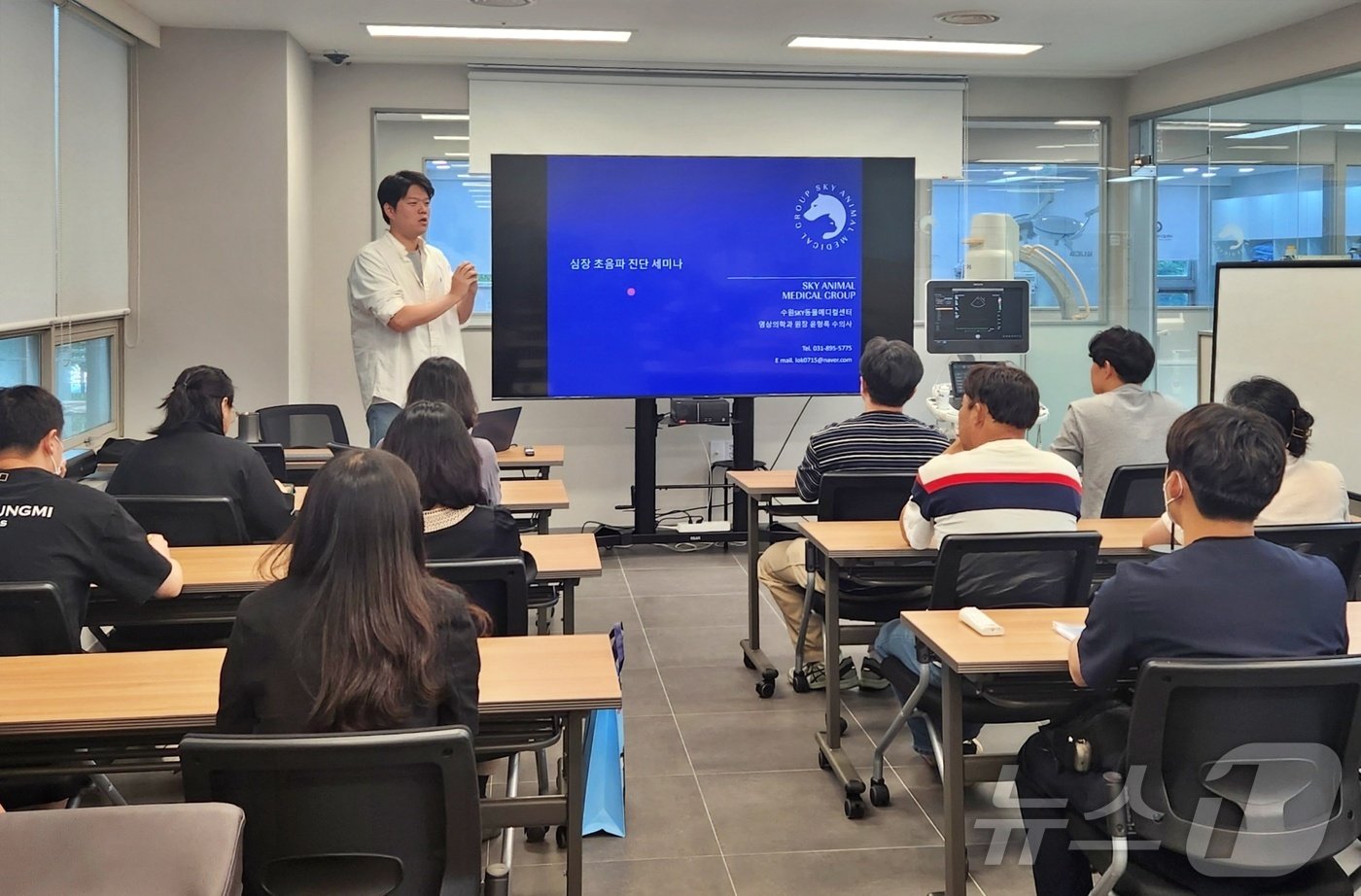 본문 이미지 - 윤형록 수원스카이동물메디컬센터 원장이 4일 계양스카이동물메디컬센터에서 초음파 이론 교육을 하고 있다. ⓒ 뉴스1