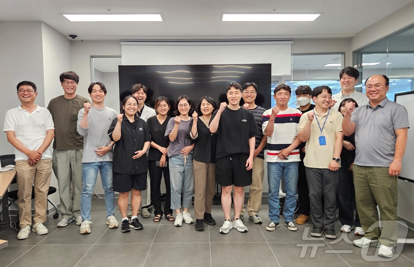 본문 이미지 - 4일 인천 계양구 스카이동물메디컬센터에서 열린 반려동물 초음파 교육 참석자들이 기념사진을 찍고 있다. ⓒ 뉴스1 최서윤 기자