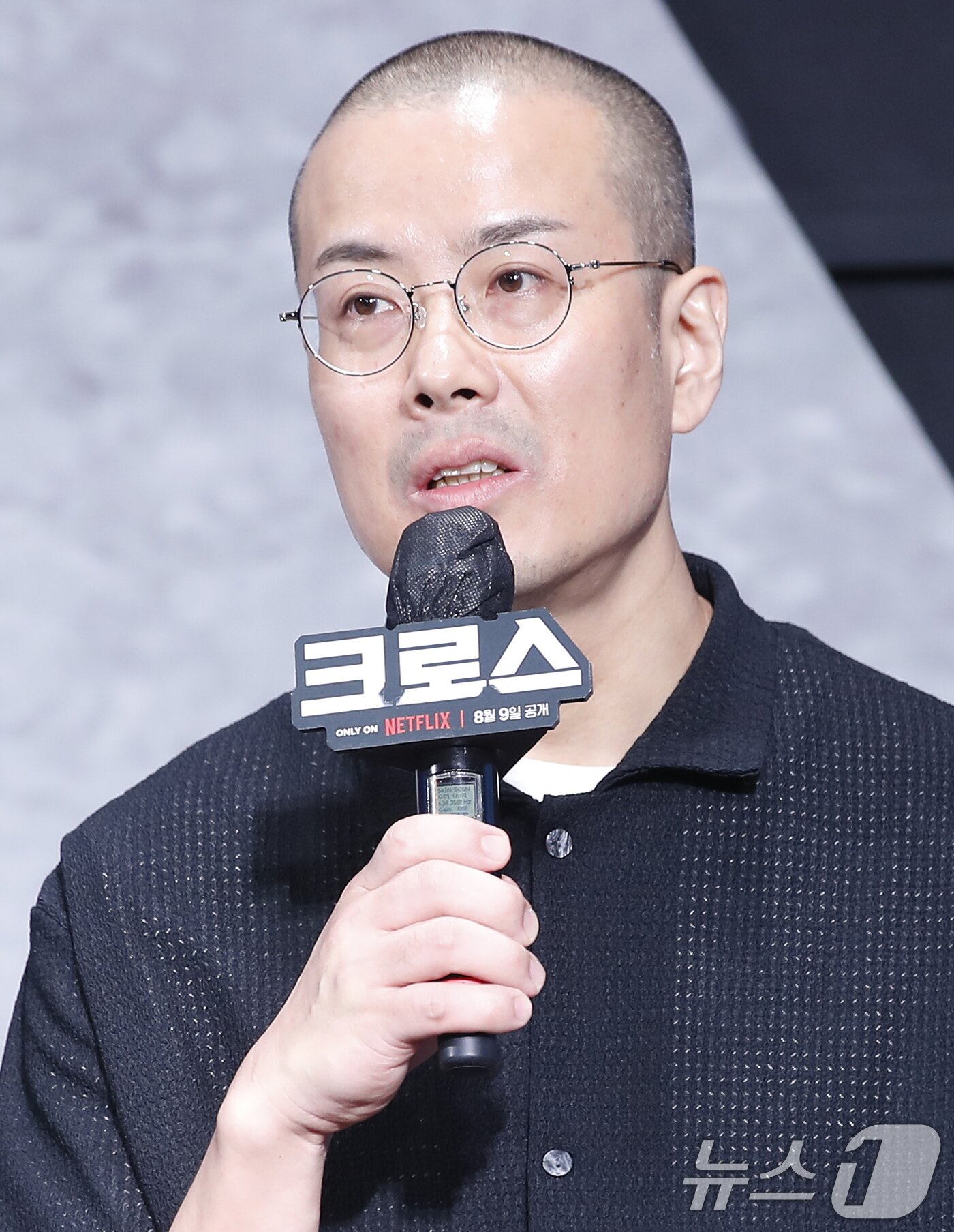 본문 이미지 - 이명훈 감독이 5일 서울 중구 앰배서더 서울 풀만 호텔에서 진행된 넷플릭스 영화 '크로스' 제작보고회에서 인사말을 하고 있다. '크로스'는 현직 형사인 아내 미선(염정아 분)에게 과거를 숨긴 채 베테랑 주부로 살아가는 전직 정보사 요원 강무(황정민 분)가 거대한 사건에 함께 휘말리면서 벌어지는 이야기를 그린 오락 액션 영화이다. 2024.8.5/뉴스1 ⓒ News1 권현진 기자