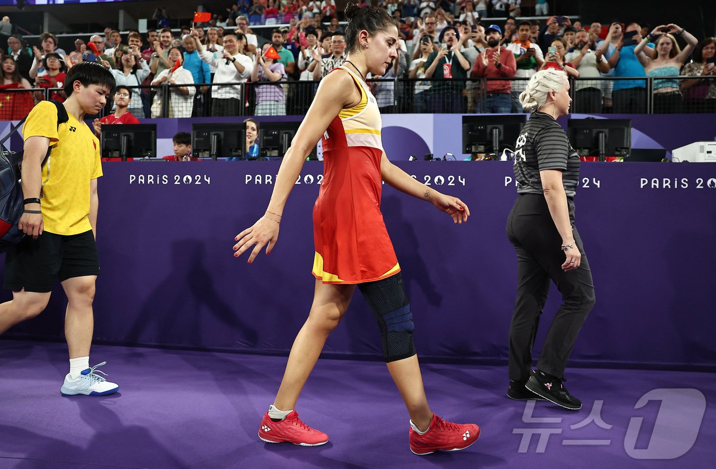 본문 이미지 - 부상으로 4강 경기를 포기한 스페인 마린이 침통한 표정으로 코트를 나서고 있다. ⓒ 로이터=뉴스1