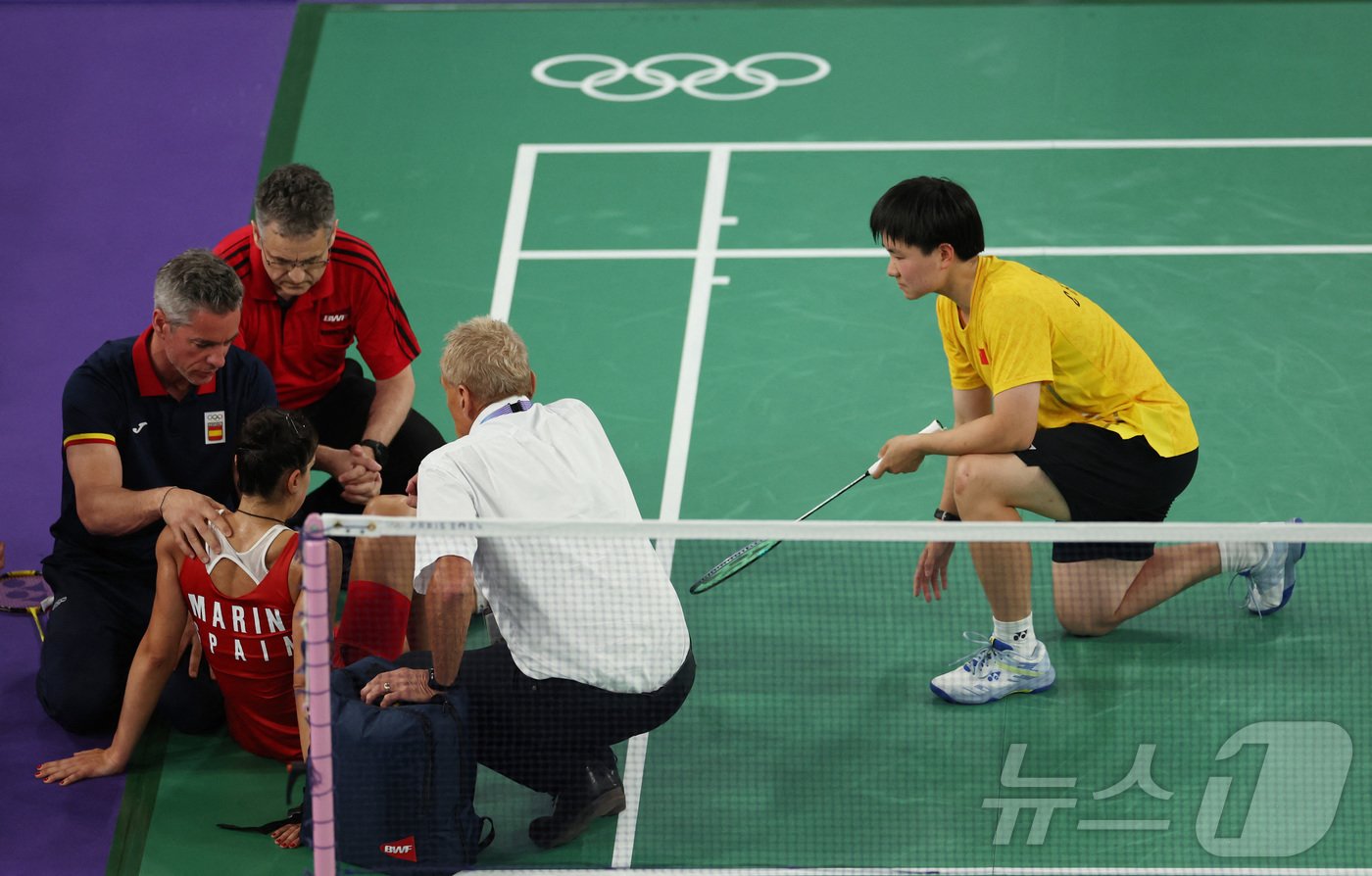 본문 이미지 - 여자 배드민턴 4강전 경기 중 부상을 당한 마린이 고통스러워하고 있다. ⓒ 로이터=뉴스1