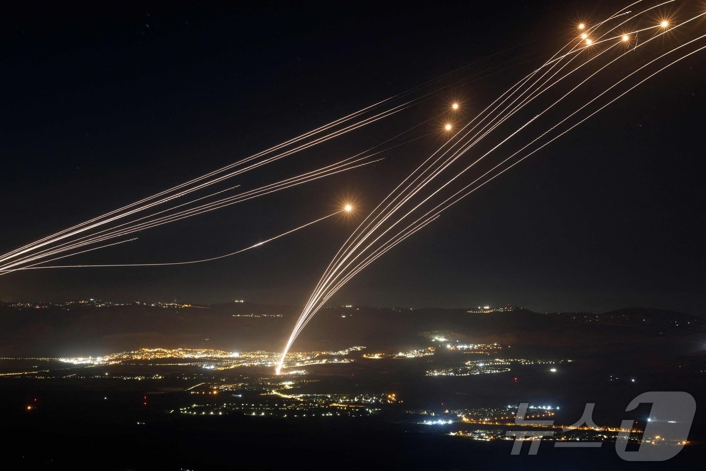 본문 이미지 - 4일(현지시간) 이스라엘의 아이언돔 방공 시스템이 북부 갈릴리 지역에서 레바논 헤즈볼라의 로켓을 요격하고 있다. 2024.08.05 ⓒ AFP=뉴스1 ⓒ News1 우동명 기자