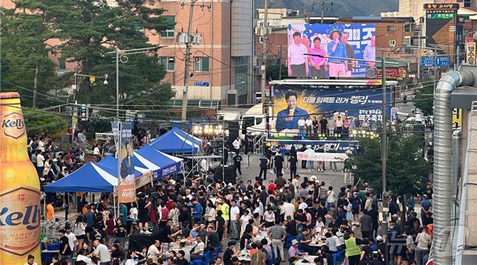 지난달 31일부터 이달 4일까지 열린 제8회 홍천강 별빛음악 맥주축제가 단 한건의 안전사고 없이 성황리에 폐막했다.&#40;홍천문화재단 제공&#41;/뉴스1