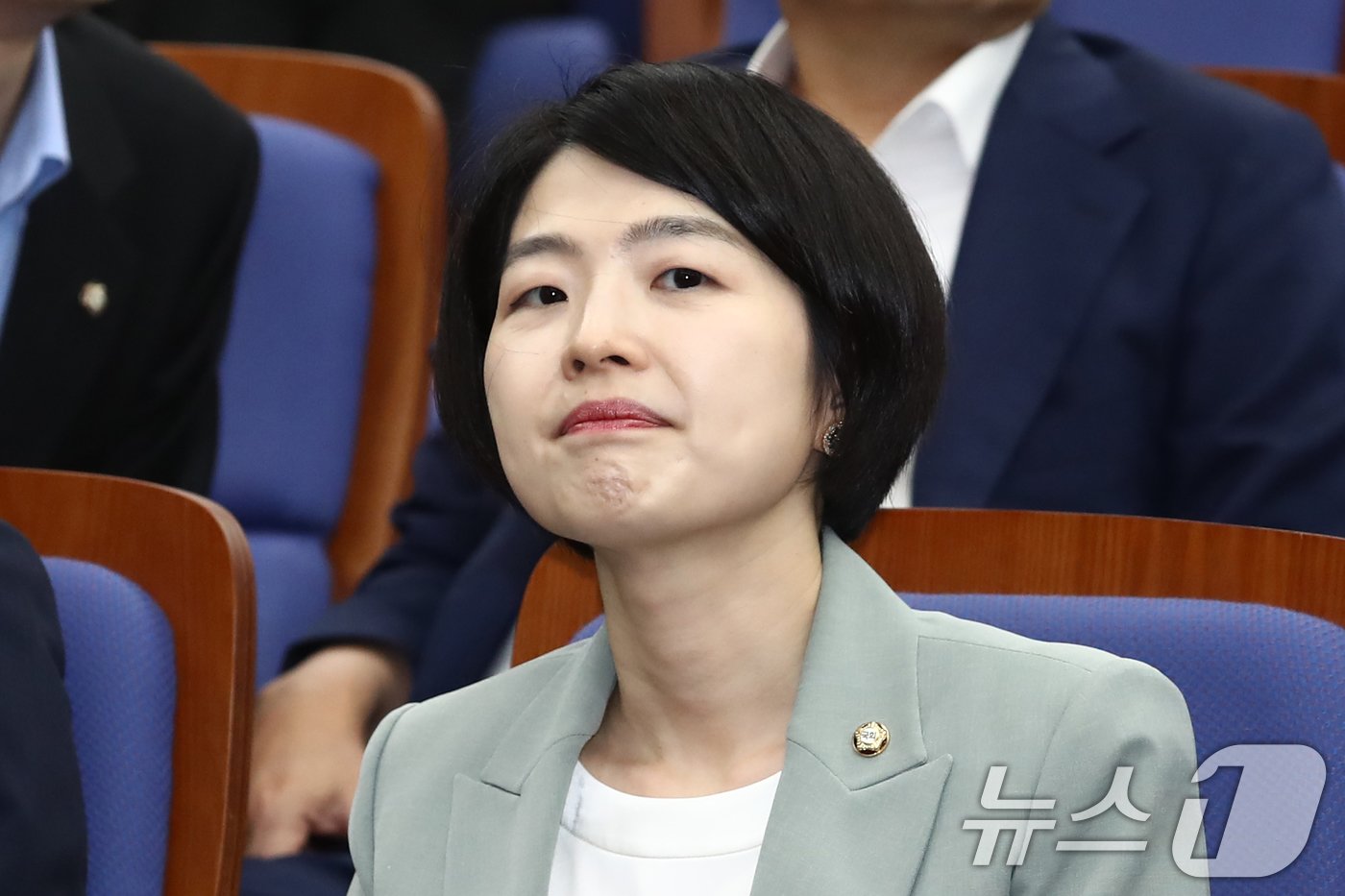 본문 이미지 - 국민의힘 수석대변인에 선임된 한지아 의원이 5일 오후 서울 여의도 국회에서 열린 의원총회에 참석해 있다. 2024.8.5/뉴스1 ⓒ News1 이광호 기자