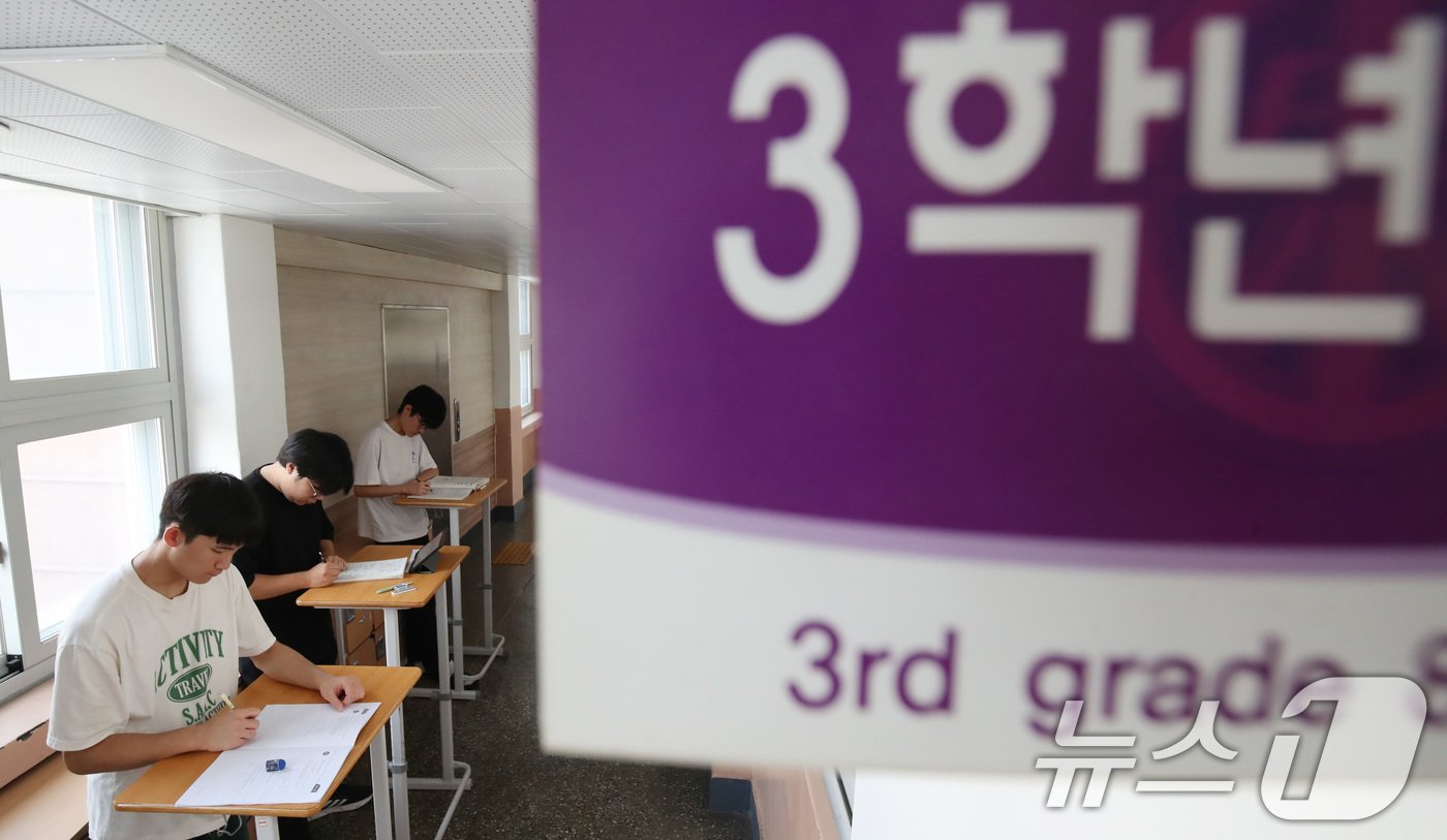 본문 이미지 - 2025학년도 대학수학능력시험을 101일 앞둔 5일 대전 동산고등학교에서 고3 수험생이 복도에서 공부를 하고 있다. 2024.8.5/뉴스1 ⓒ News1 김기태 기자