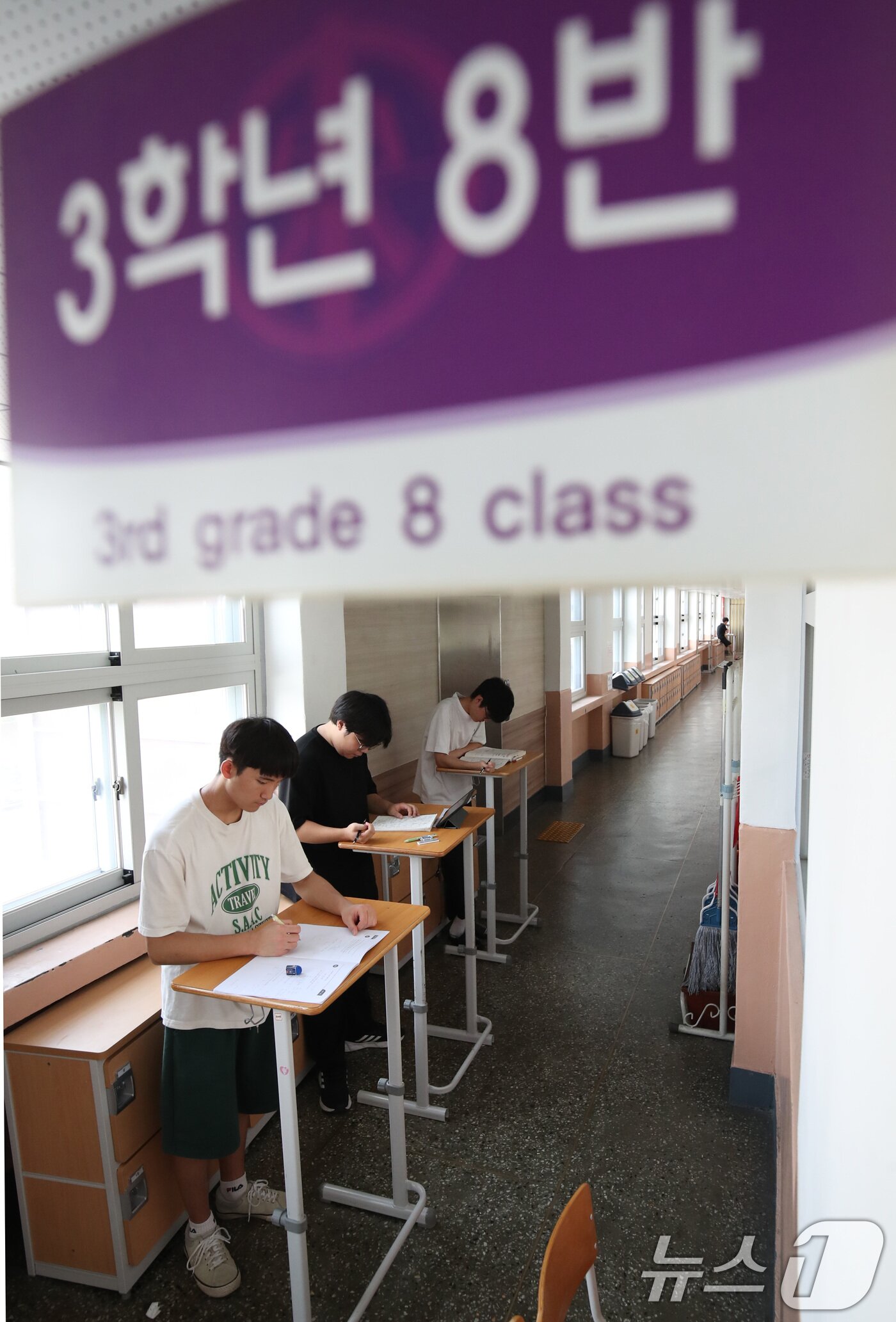 본문 이미지 - 2025학년도 대학수학능력시험을 101일 앞둔 5일 대전 동산고등학교에서 고3 수험생이 복도에서 공부를 하고 있다. 2024.8.5/뉴스1 ⓒ News1 김기태 기자