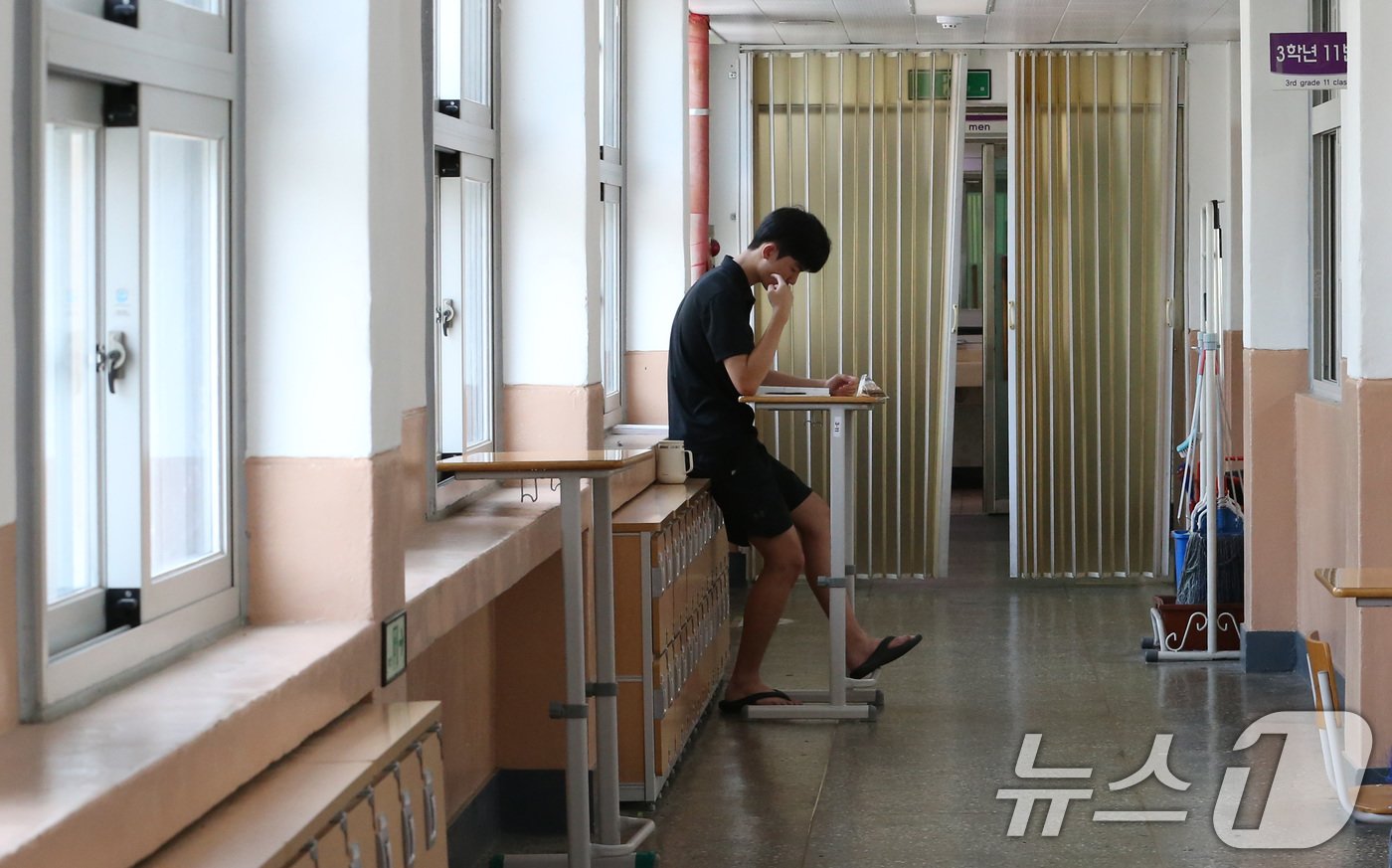 본문 이미지 - 2025학년도 대학수학능력시험을 101일 앞둔 5일 대전 동산고등학교에서 고3 수험생이 복도에서 공부를 하고 있다. 2024.8.5/뉴스1 ⓒ News1 김기태 기자