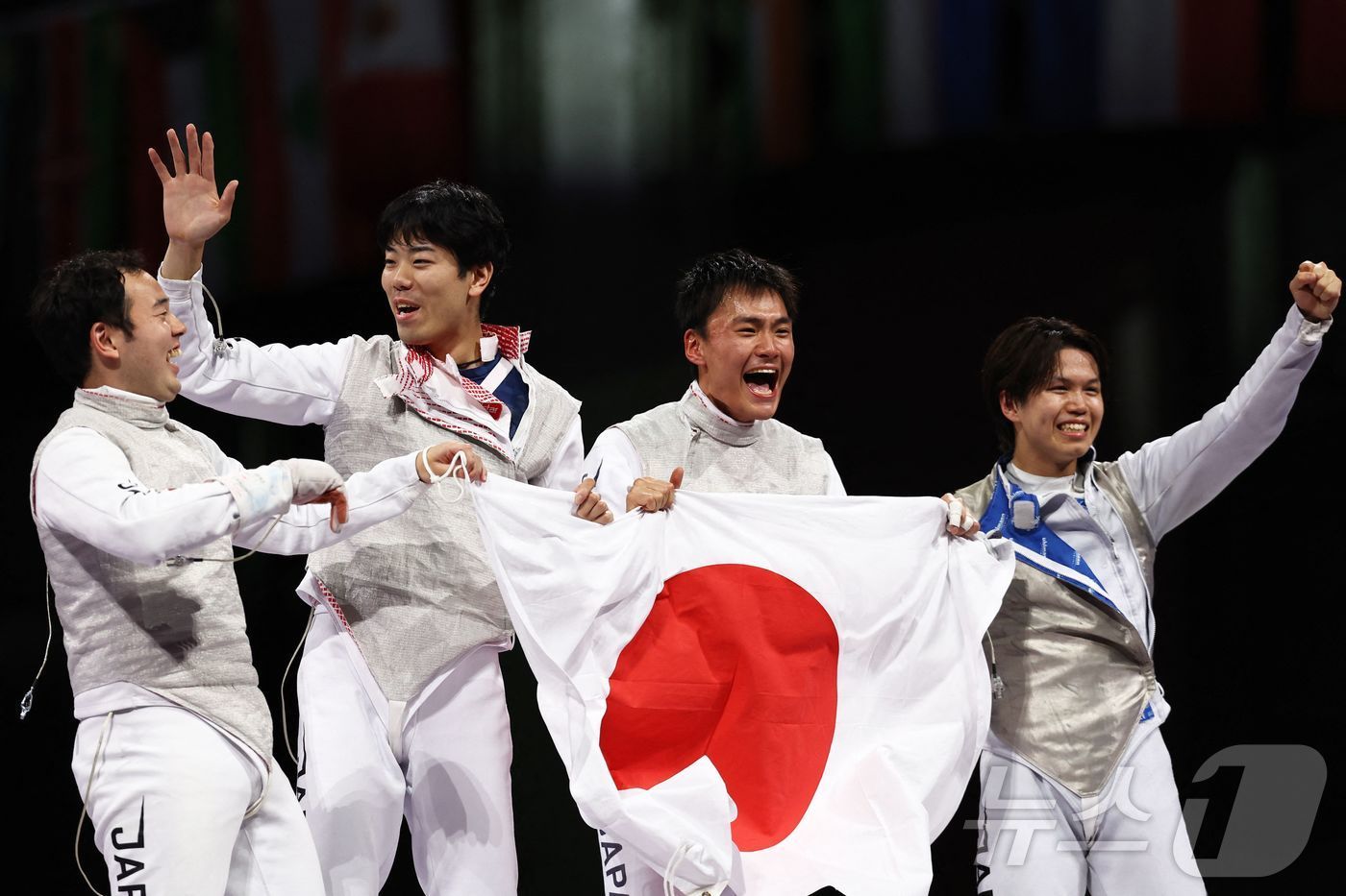 일본 펜싱 남자 플뢰레 대표팀이 5일 결승전에서 이탈리아를 꺾고 금메달을 따냈다. ⓒ AFP=뉴스1 ⓒ News1 원태성 기자