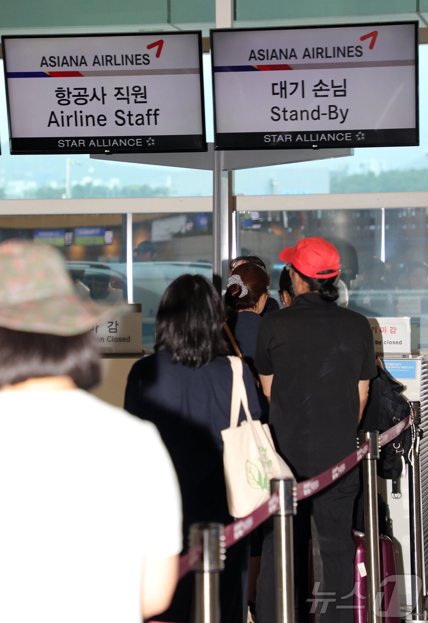 본문 이미지 - 5일 오후 제주국제공항 3층 국내선 출발장의 한 항공사 카운터 앞에 항공권 대기예약을 하려는 이들이 줄지어 서 있다.2024.8.5./뉴스1 ⓒ News1 오미란 기자