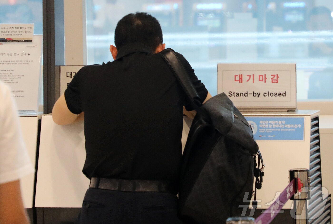 본문 이미지 - 5일 오후 제주국제공항 3층 국내선 출발장의 한 항공사 카운터 앞에서 한 고객이 김포행 항공권 대기예약을 하고 있다.2024.8.5./뉴스1 ⓒ News1 오미란 기자