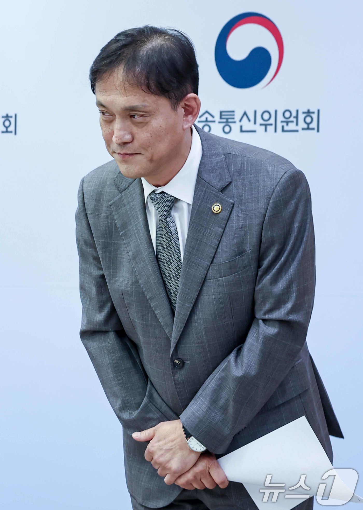 (과천=뉴스1) 민경석 기자 = 김태규 방송통신위원장 직무대행(부위원장)이 5일 오후 경기 과천 방통위에서 '이진숙 위원장 탄핵에 관한 직무대행의 입장'을 밝힌 뒤 취재진을 향해 …