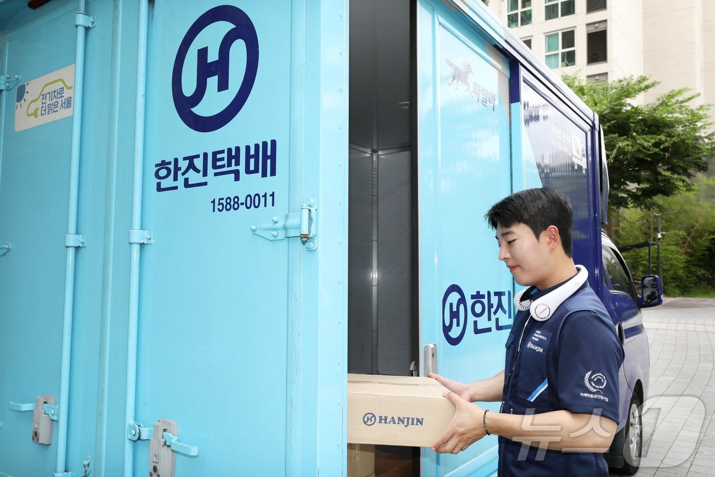 본문 이미지 - 한진, 택배기사 하계용품 지급(한진 제공)