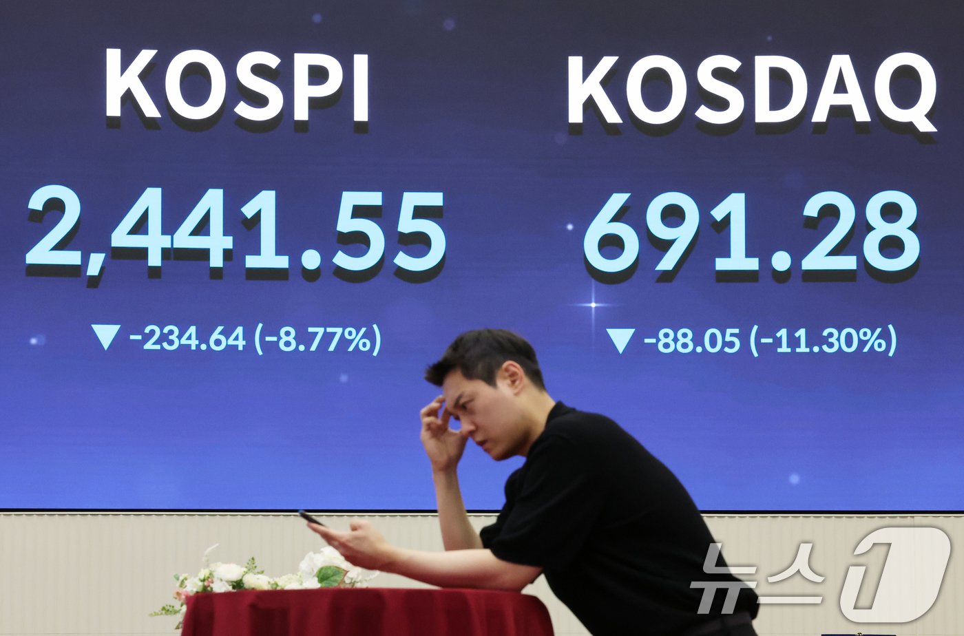 본문 이미지 - 이날 코스피 지수는 전 거래일 대비 234.64포인트(8.77%) 내린 2,441.55, 코스닥 지수는 88.05포인트(11.30%) 내린 691.28에 장을 마감했다. 2024.8.5/뉴스1 ⓒ News1 황기선 기자