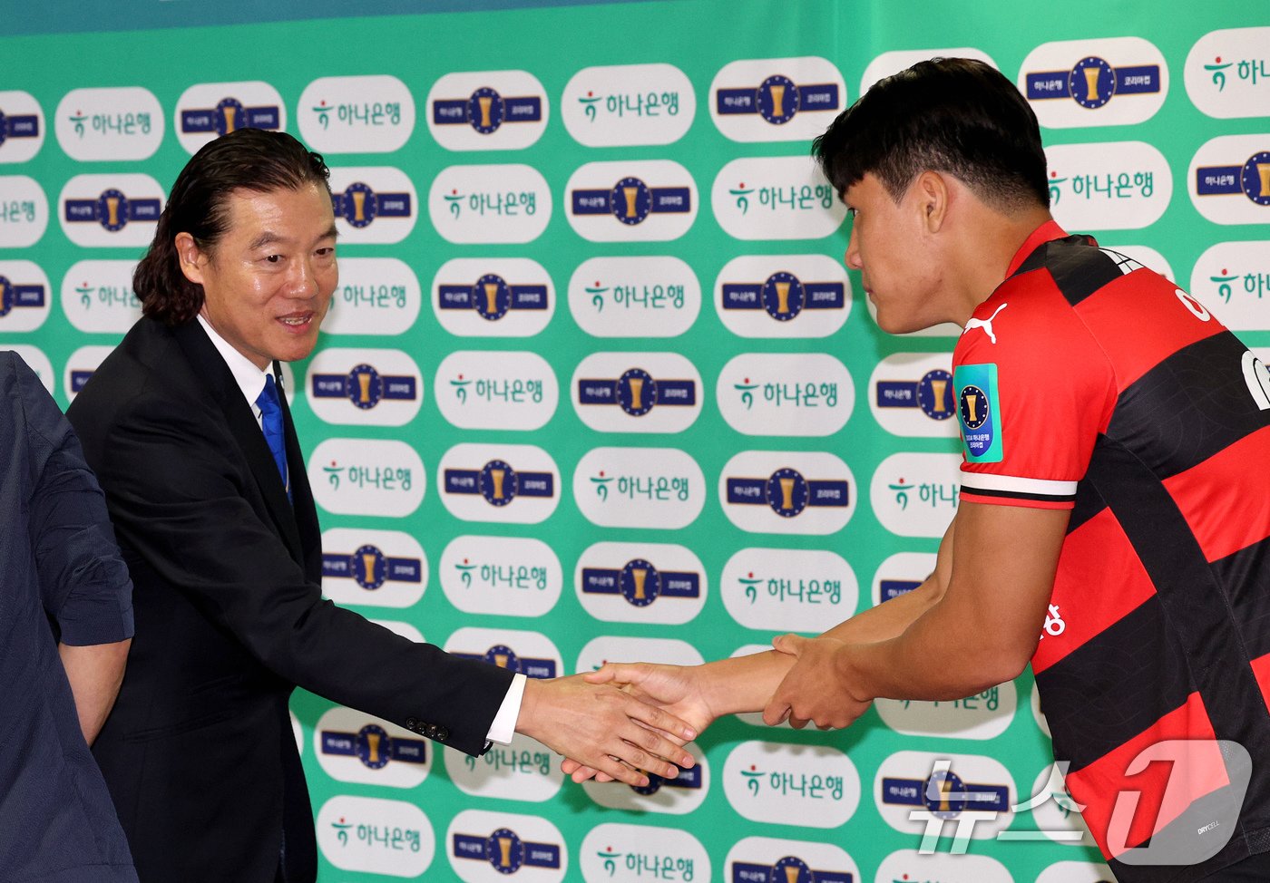 본문 이미지 - 울산 HD FC의 새 사령탑으로 취임한 김판곤 감독이 5일 오후 서울 종로구 대한축구협회에서 열린 2024 하나은행 코리아컵 준결승전 대진추첨에서 포항스틸러스 이호재와 인사사를 나누고 있다. 2024.8.5/뉴스1 ⓒ News1 장수영 기자
