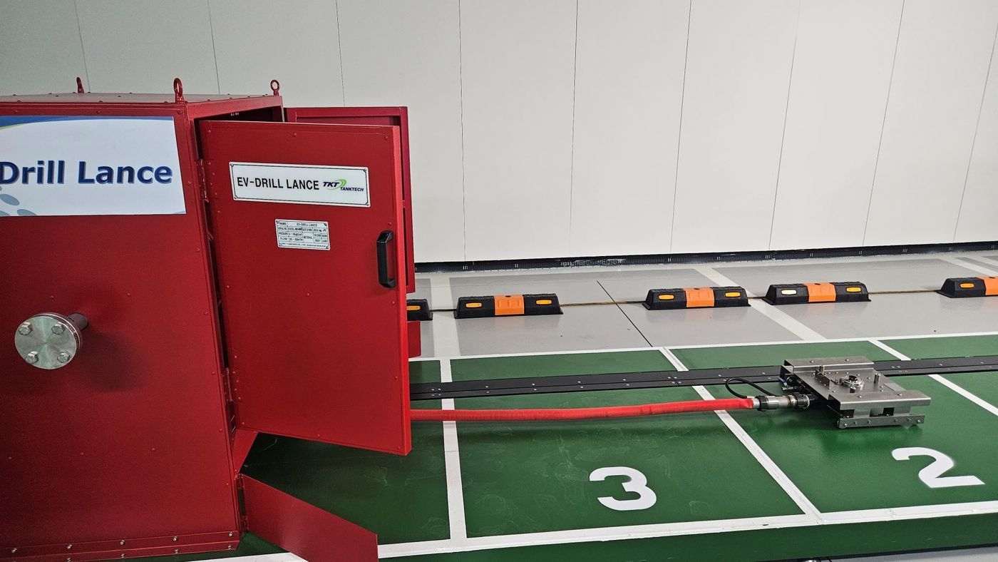 본문 이미지 - DL이앤씨 건물용 전기차 화재진압장비.(DL이앤씨 제공)