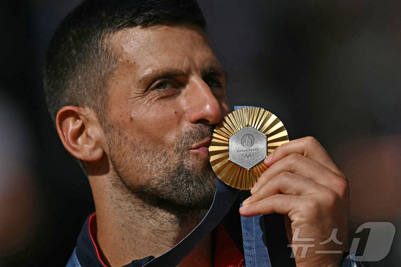 본문 이미지 - 2024 파리 올림픽에서 금메달을 획득한 조코비치. ⓒ AFP=뉴스1