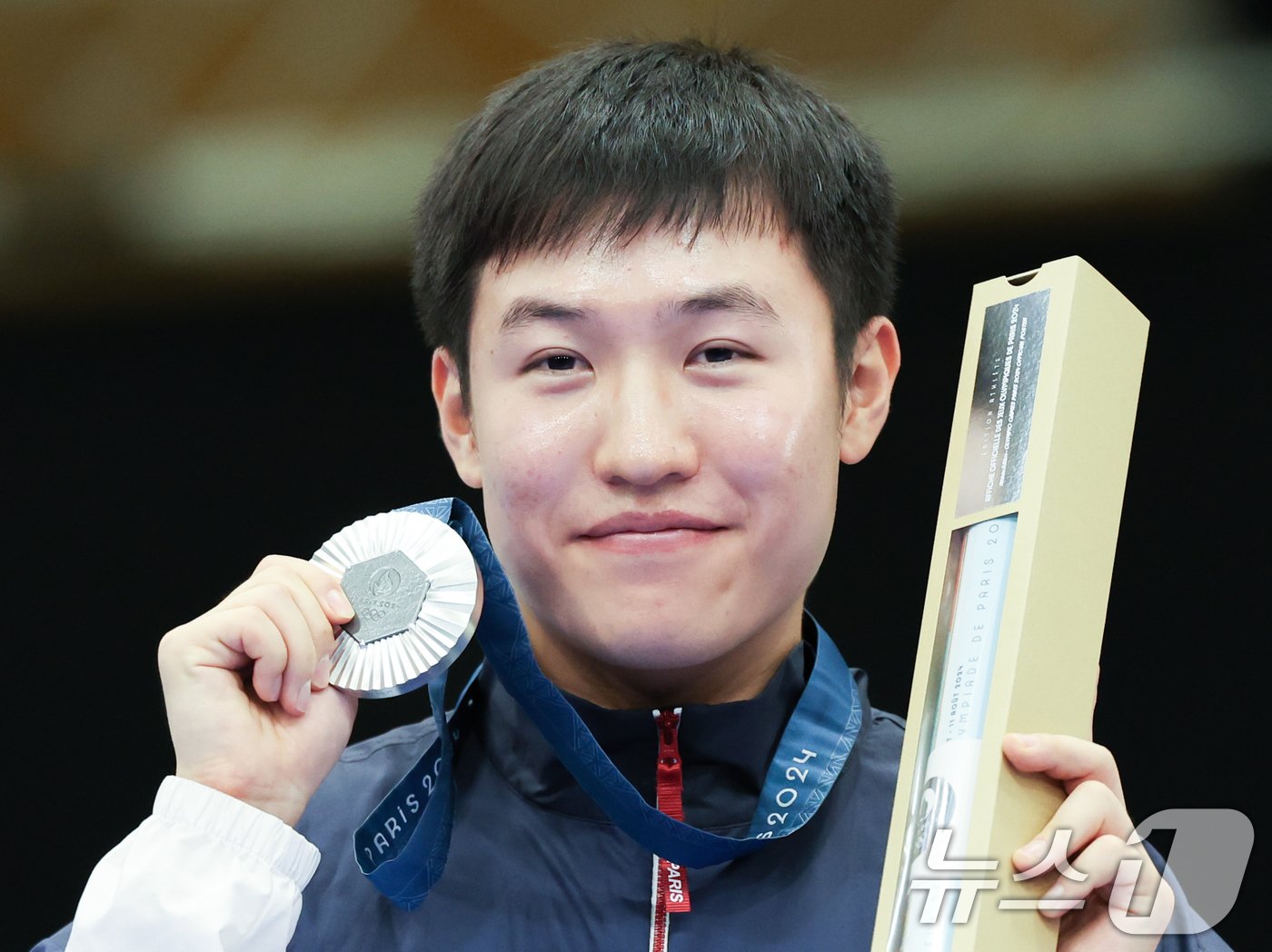 본문 이미지 - 대한민국 사격 대표팀 조영재가 5일(한국시간) 프랑스 샤토루 슈팅 센터에서 열린 2024 파리올림픽 사격 25m 속사권총 시상식에서 은메달을 수여 받은 후 포즈를 취하고 있다. 2024.8.5/뉴스1 ⓒ News1 이동해 기자