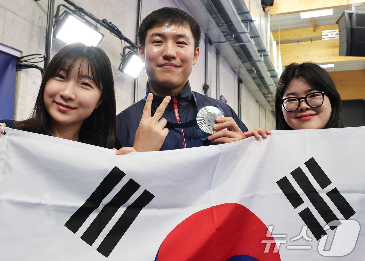 본문 이미지 - 대한민국 사격 대표팀 조영재가 5일(한국시간) 프랑스 샤토루 슈팅 센터에서 열린 2024 파리올림픽 사격 25m 속사권총 시상식을 마친 후 반효진, 오예진 선수와 기념촬영을 하고 있다. 2024.8.5/뉴스1 ⓒ News1 이동해 기자