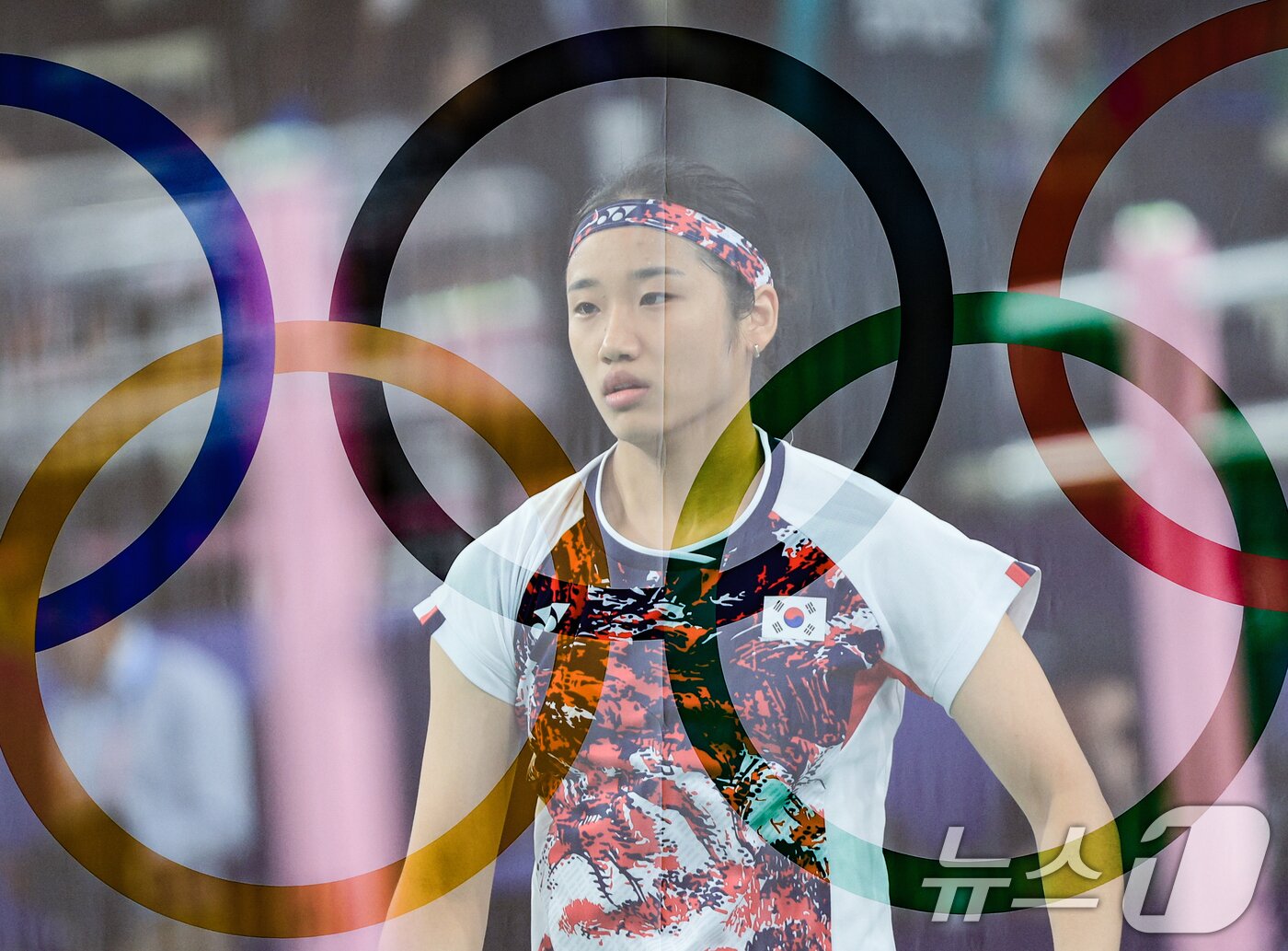 본문 이미지 - 대한민국 배드민턴 대표팀 안세영이 5일 오후&#40;한국시간&#41; 프랑스 파리 라 샤펠 아레나에서 열린 2024 파리올림픽 배드민턴 여자 단식 결승 중국의 허빙자오 선수와의 경기를 준비하고 있다. &#40;다중노출&#41; 2024.8.5/뉴스1 ⓒ News1 박정호 기자