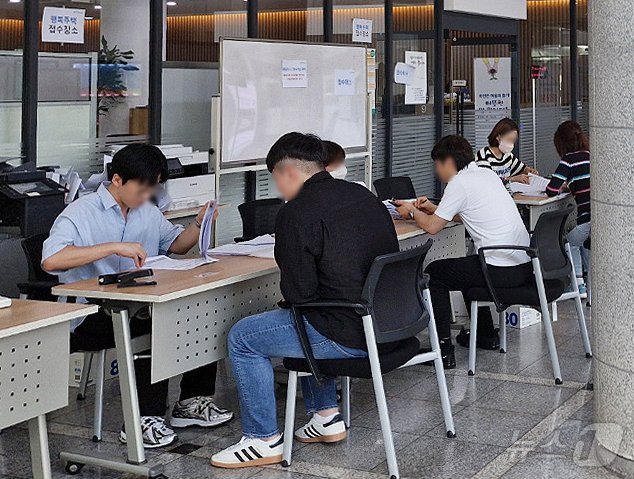 본문 이미지 - 4일 오전 행복주택 접수를 취소했던 부산도시공사가 돌연 이날 오후 3시30분쯤 신청서를 받고 있다. 2024.8.5.윤일지 기자