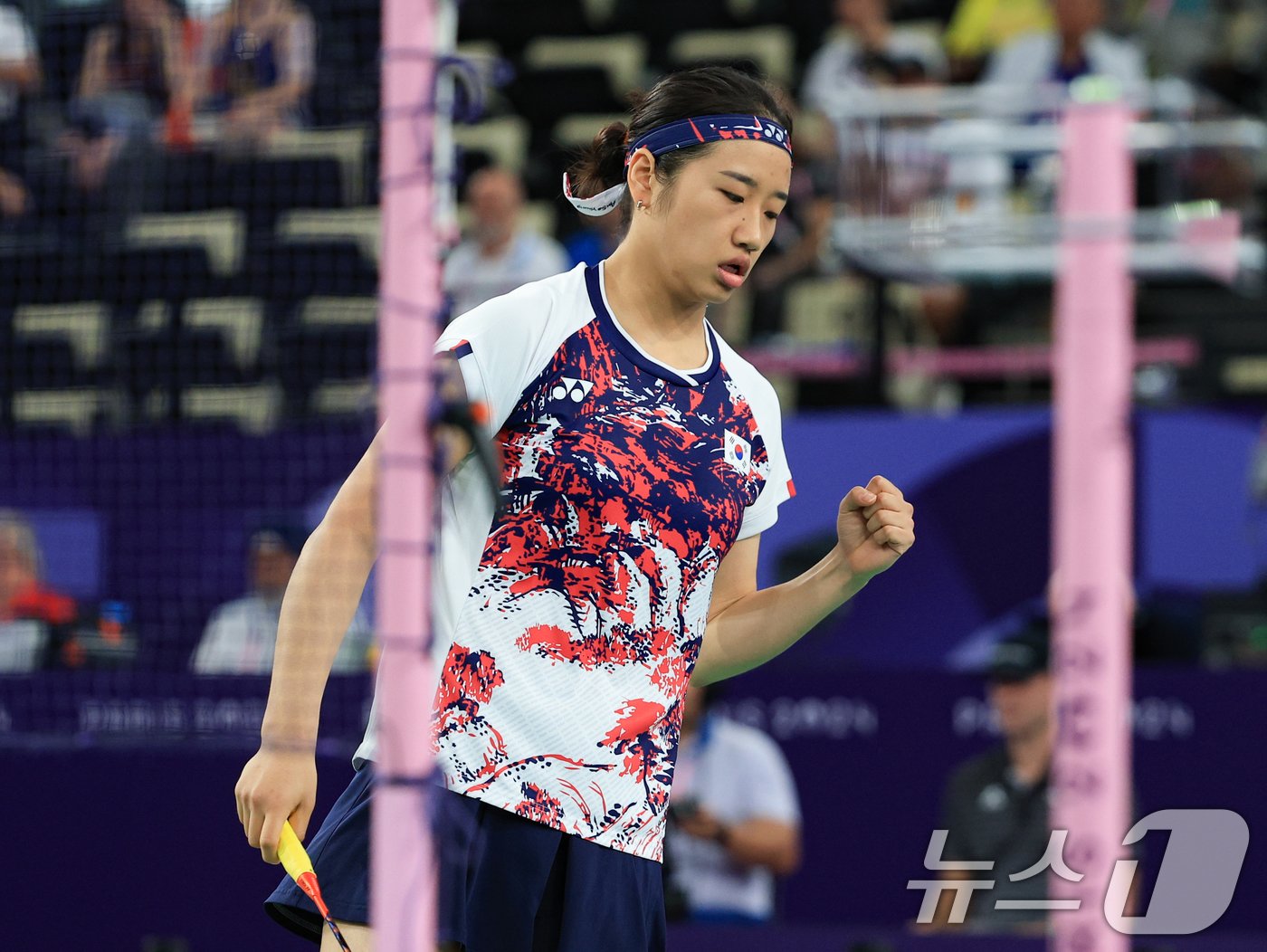본문 이미지 - 대한민국 배드민턴 대표팀 안세영이 5일 오후(한국시간) 프랑스 파리 라 샤펠 아레나에서 열린 2024 파리올림픽 배드민턴 여자 단식 결승 중국의 허빙자오 선수와의 경기에서 득점한 후 기뻐하고 있다. 2024.8.5/뉴스1 ⓒ News1 박정호 기자