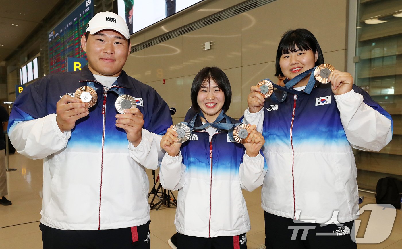 본문 이미지 - 2024 파리올림픽 출전을 마친 유도 국가대표팀 선수들이 5일 인천국제공항을 통해 귀국, 메달을 들고 포즈를 취하고 있다. 왼쪽부터 김민종, 허미미, 김하윤. 한국 유도는 이번 올림픽에서 김민종, 허미미의 은메달 등 은메달 2개, 동메달 3개를 수확했다. 2024.8.5./뉴스1 ⓒ News1 박세연 기자