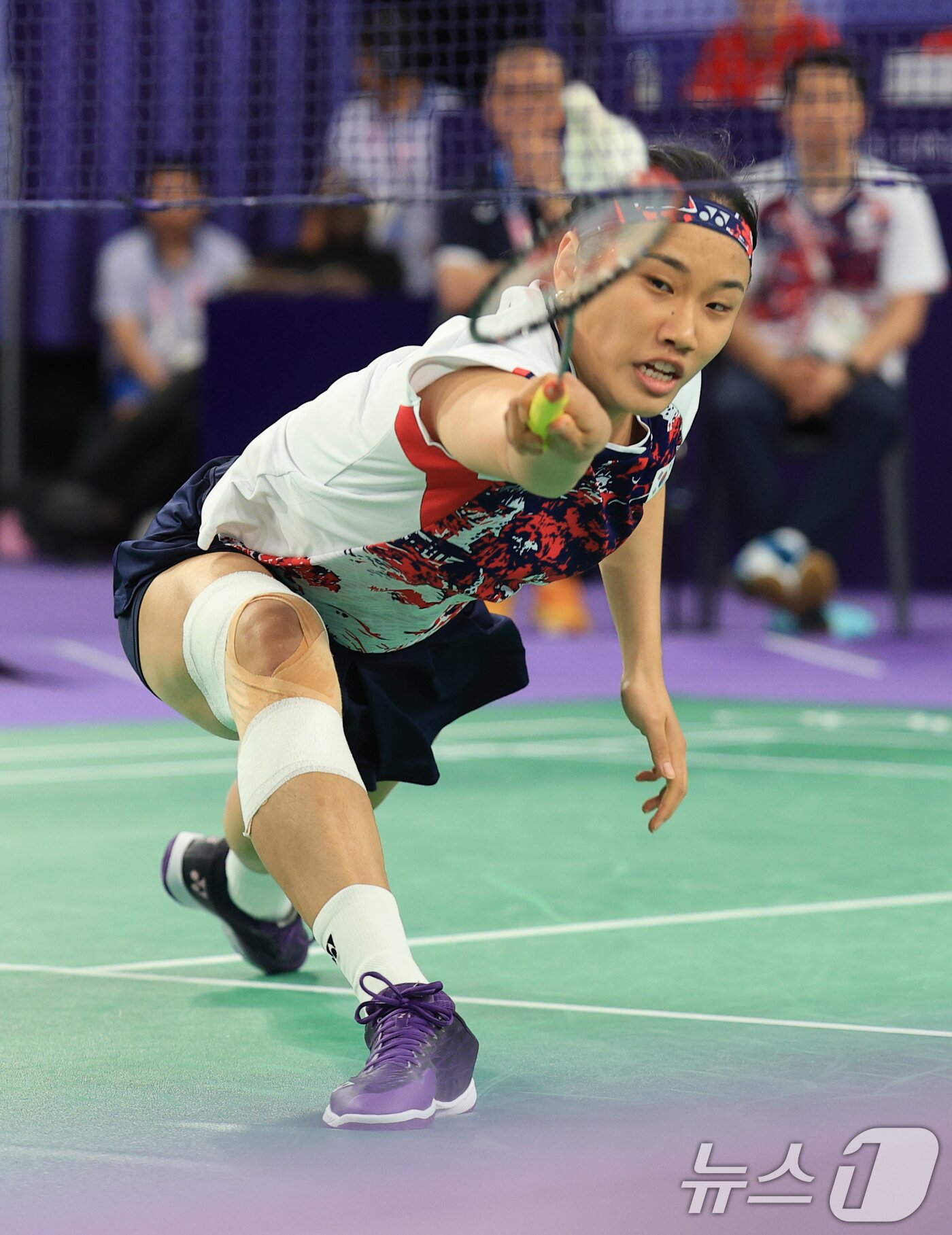 본문 이미지 - 대한민국 배드민턴 대표팀 안세영이 5일 오후&#40;한국시간&#41; 프랑스 파리 라 샤펠 아레나에서 열린 2024 파리올림픽 배드민턴 여자 단식 결승에서 중국의 허빙자오 선수와 맞대결을 펼치고 있다. 2024.8.5/뉴스1 ⓒ News1 박정호 기자