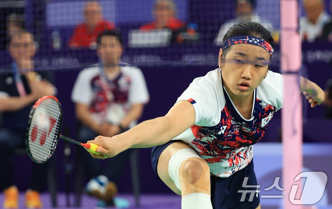 본문 이미지 - 대한민국 배드민턴 대표팀 안세영이 5일 오후&#40;한국시간&#41; 프랑스 파리 라 샤펠 아레나에서 열린 2024 파리올림픽 배드민턴 여자 단식 결승에서 중국의 허빙자오 선수와 맞대결을 펼치고 있다. 2024.8.5/뉴스1 ⓒ News1 박정호 기자