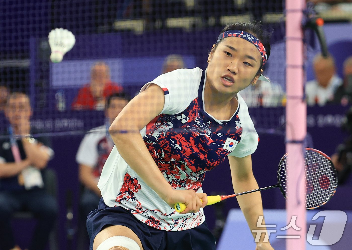 본문 이미지 - 대한민국 배드민턴 대표팀 안세영이 5일 오후(한국시간) 프랑스 파리 라 샤펠 아레나에서 열린 2024 파리올림픽 배드민턴 여자 단식 결승에서 중국의 허빙자오 선수와 맞대결을 펼치고 있다. 2024.8.5/뉴스1 ⓒ News1 박정호 기자