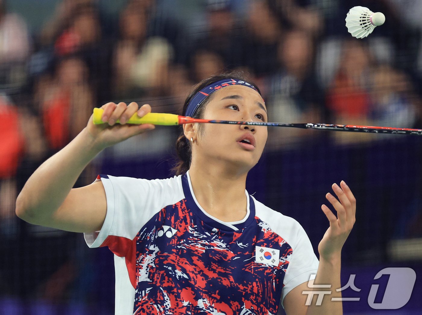 본문 이미지 - 대한민국 배드민턴 대표팀 안세영이 5일 오후(한국시간) 프랑스 파리 라 샤펠 아레나에서 열린 2024 파리올림픽 배드민턴 여자 단식 결승 중국의 허빙자오 선수와의 경기에서 셔틀콕을 줍고 있다. 2024.8.5/뉴스1 ⓒ News1 박정호 기자