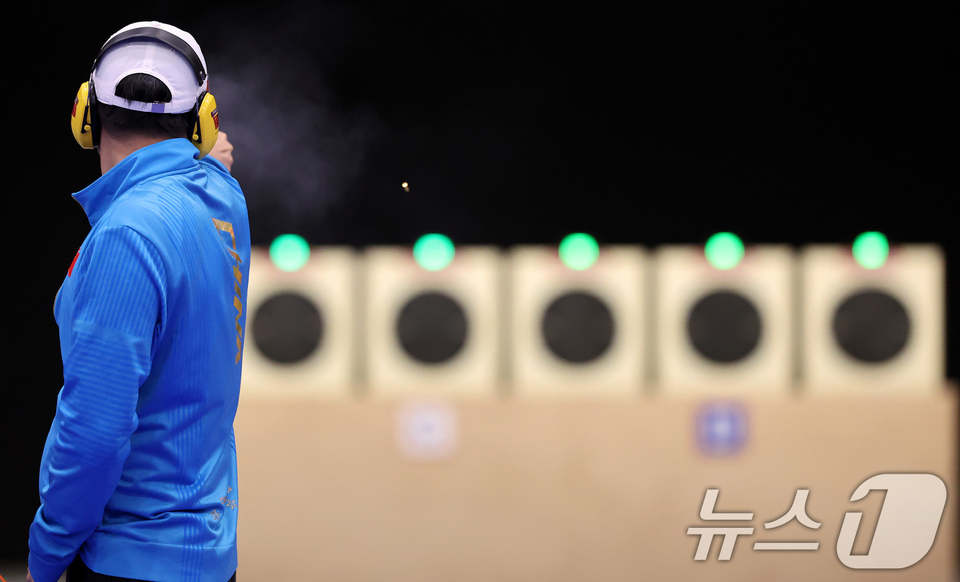 (파리(프랑스)=뉴스1) 이동해 기자 = 중국 사격 대표팀 리웨훙이 5일(한국시간) 프랑스 샤토루 슈팅 센터에서 열린 2024 파리올림픽 사격 25m 속사권총 결선에서 사격하고 있 …