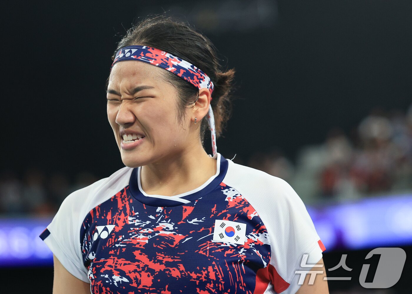본문 이미지 - 대한민국 배드민턴 대표팀 안세영이 5일 오후&#40;한국시간&#41; 프랑스 파리 라 샤펠 아레나에서 열린 2024 파리올림픽 배드민턴 여자 단식 결승 중국의 허빙자오 선수와의 경기에서 실점한 후 아쉬워 하고 있다. 2024.8.5/뉴스1 ⓒ News1 박정호 기자