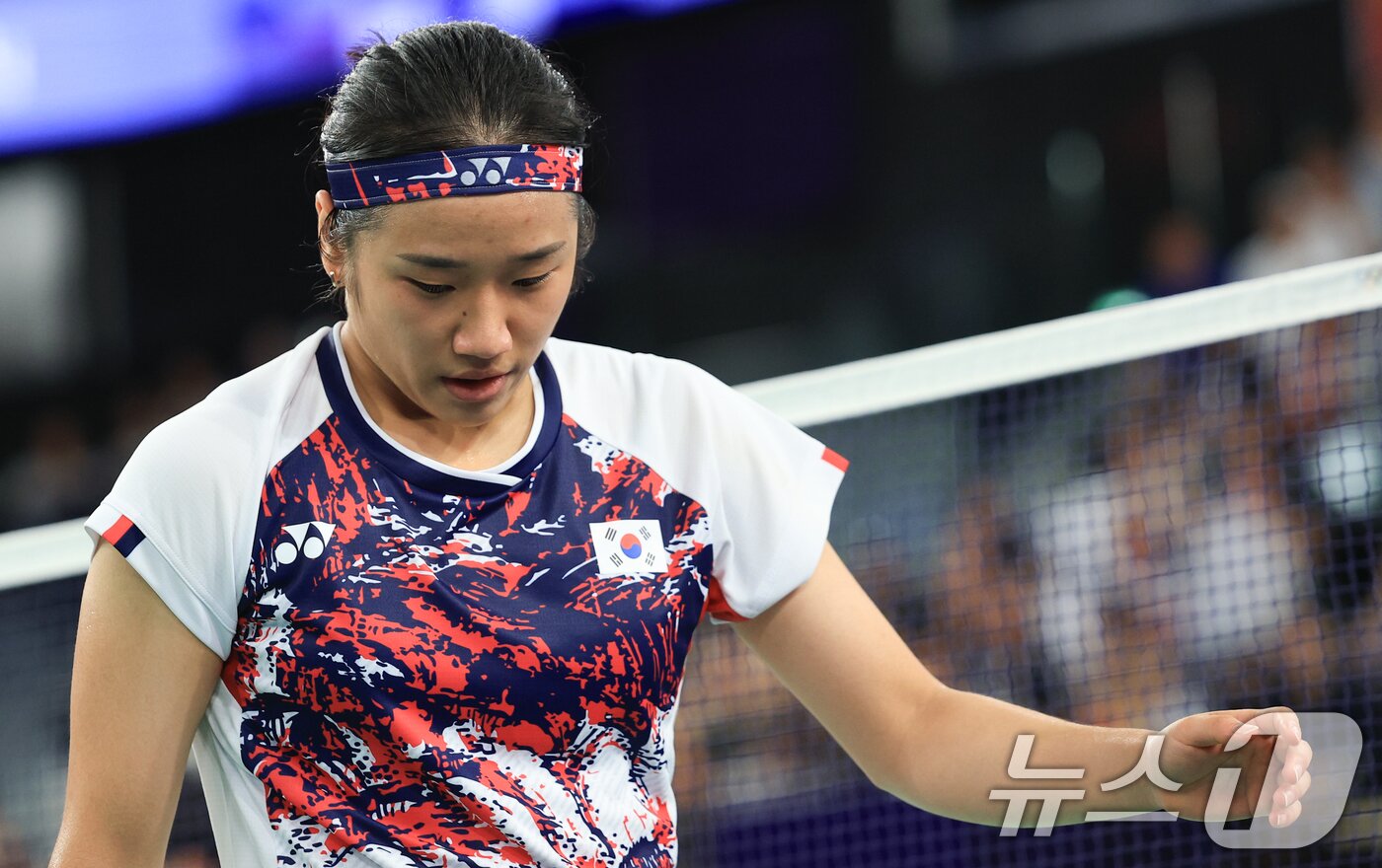 본문 이미지 - 대한민국 배드민턴 대표팀 안세영이 5일 오후(한국시간) 프랑스 파리 라 샤펠 아레나에서 열린 2024 파리올림픽 배드민턴 여자 단식 결승 중국의 허빙자오 선수와의 경기에서 숨을 고르고 있다. 2024.8.5/뉴스1 ⓒ News1 박정호 기자