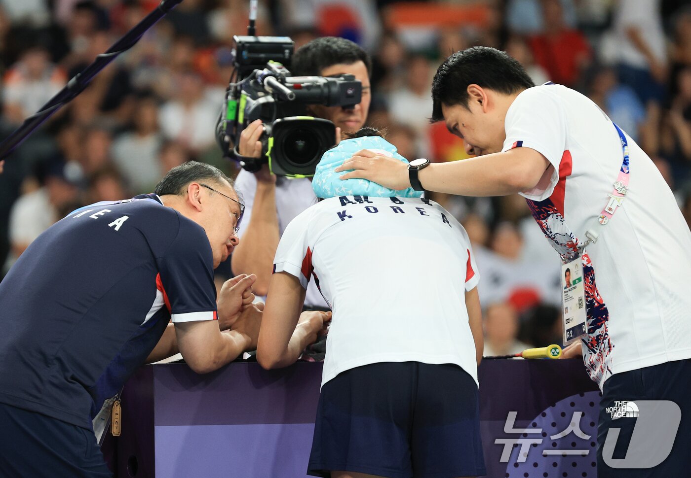 본문 이미지 - 대한민국 배드민턴 대표팀 안세영이 5일 오후&#40;한국시간&#41; 프랑스 파리 라 샤펠 아레나에서 열린 2024 파리올림픽 배드민턴 여자 단식 결승 중국의 허빙자오 선수와의 경기에서 김학균 감독의 작전을 듣고 있다. 2024.8.5/뉴스1 ⓒ News1 박정호 기자