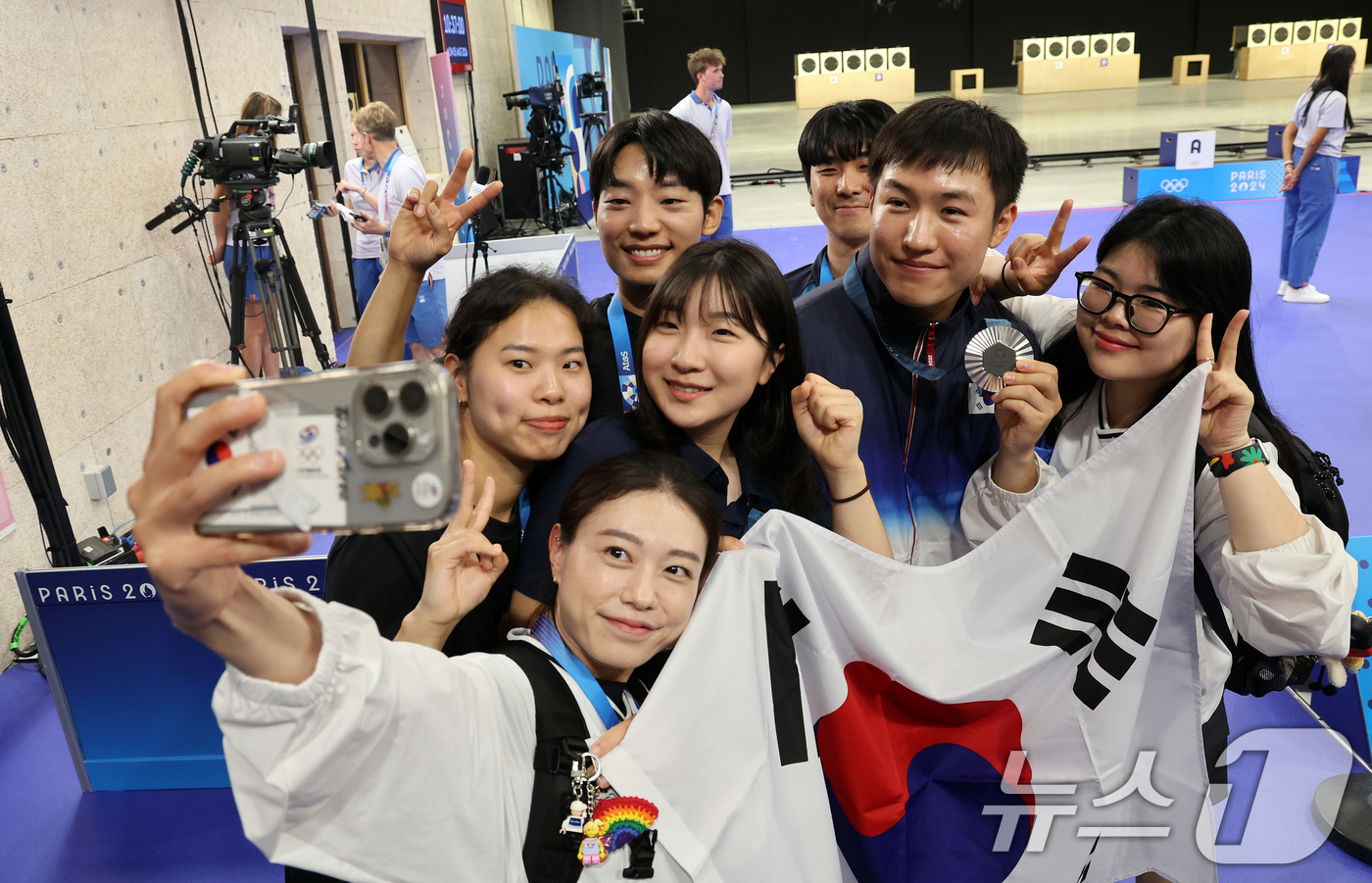 (파리(프랑스)=뉴스1) 이동해 기자 = 대한민국 사격 대표팀 조영재가 5일(한국시간) 프랑스 샤토루 슈팅 센터에서 열린 2024 파리올림픽 사격 25m 속사권총 시상식을 마친 후 …