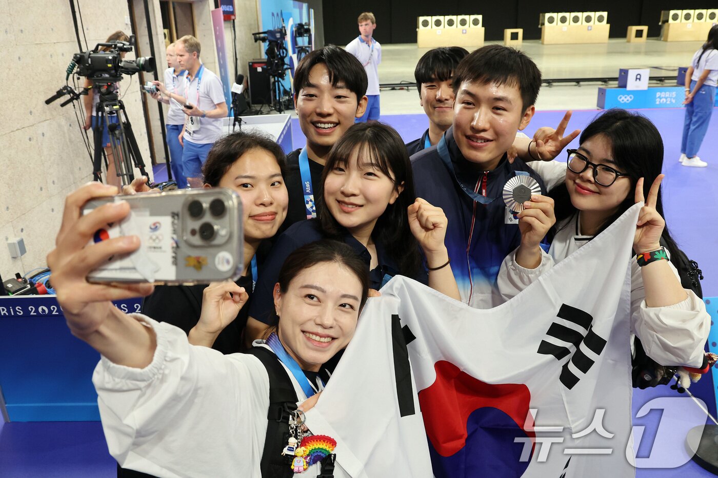 본문 이미지 - 대한민국 사격 대표팀 조영재가 5일(한국시간) 프랑스 샤토루 슈팅 센터에서 열린 2024 파리올림픽 사격 25m 속사권총 시상식을 마친 후 김예지, 반효진, 오예진을 비롯한 선수들과 기념촬영을 하고 있다. 2024.8.5/뉴스1 ⓒ News1 이동해 기자