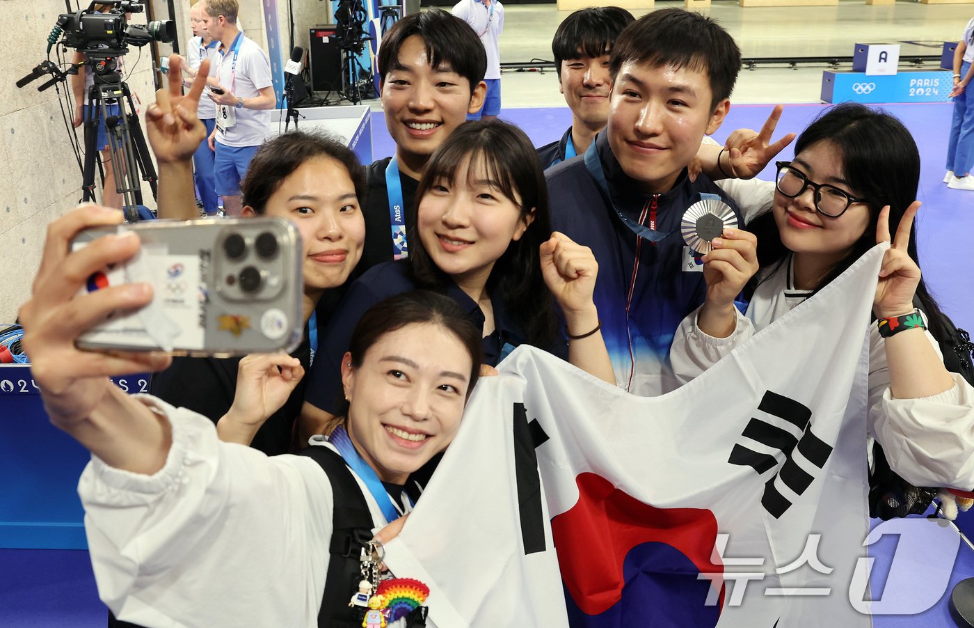 대한민국 사격 대표팀 조영재가 5일&#40;한국시간&#41; 프랑스 샤토루 슈팅 센터에서 열린 2024 파리올림픽 사격 25m 속사권총 시상식을 마친 후 김예지, 반효진, 오예진을 비롯한 선수들과 기념촬영을 하고 있다. 2024.8.5/뉴스1 ⓒ News1 이동해 기자