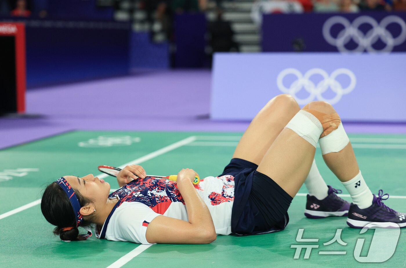 본문 이미지 - 대한민국 배드민턴 대표팀 안세영이 5일 오후&#40;한국시간&#41; 프랑스 파리 라 샤펠 아레나에서 열린 2024 파리올림픽 배드민턴 여자 단식 결승에서 중국의 허빙자오 선수와 맞대결을 펼치고 있다. 2024.8.5/뉴스1 ⓒ News1 박정호 기자