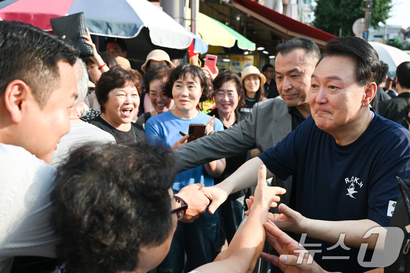 본문 이미지 - 윤석열 대통령이 여름휴가 첫날인 5일 오후 경남 통영중앙시장을 찾아 시민들과 인사를 나누고 있다. (대통령실 제공) 2024.8.5/뉴스1 ⓒ News1 박지혜 기자