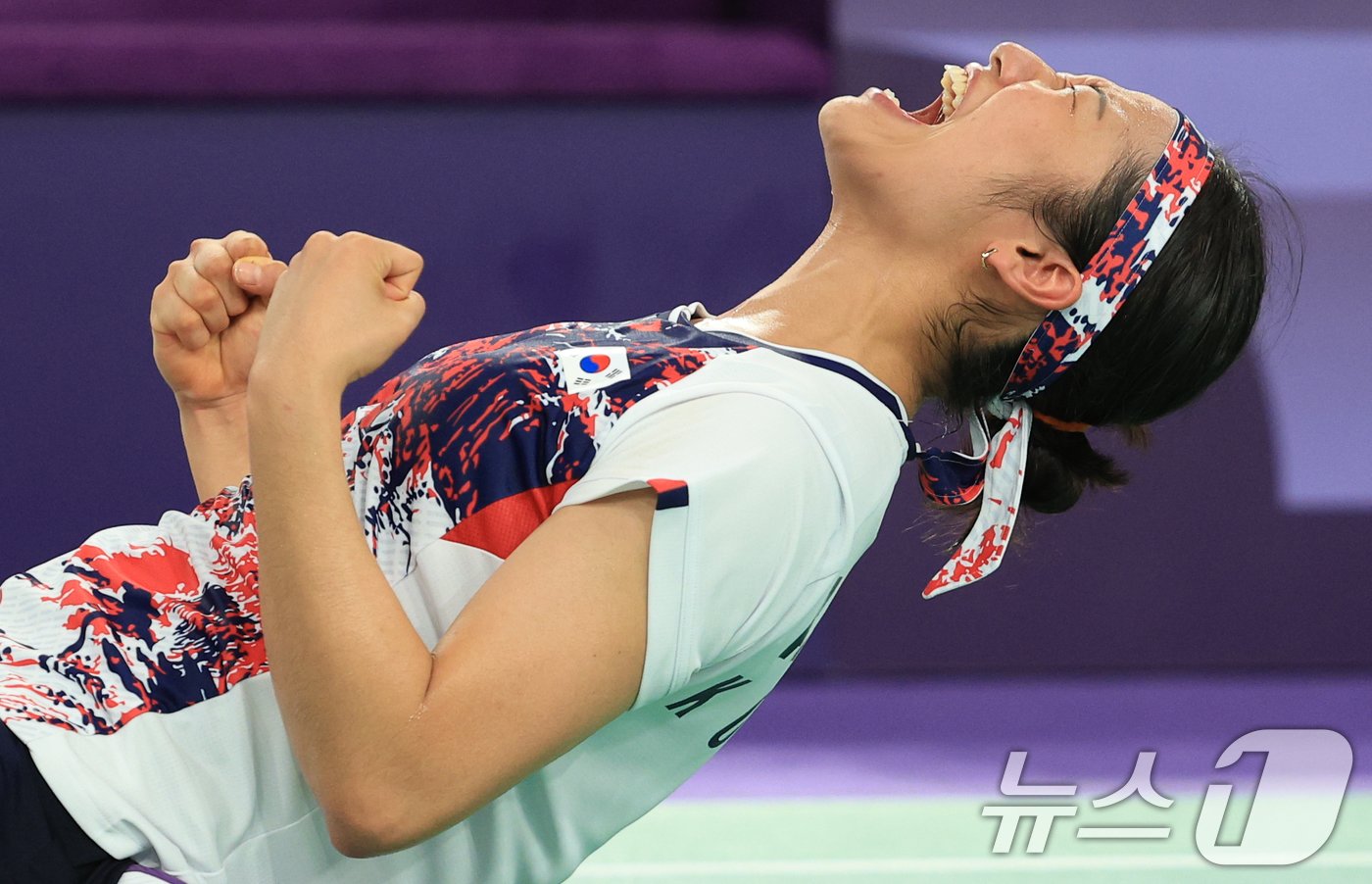 본문 이미지 - 대한민국 배드민턴 대표팀 안세영이 5일 오후&#40;한국시간&#41; 프랑스 파리 라 샤펠 아레나에서 열린 2024 파리올림픽 배드민턴 여자 단식 결승 중국의 허빙자오 선수와의 경기에서 금메달을 확정 지은 후 기뻐하고 있다. 2024.8.5/뉴스1 ⓒ News1 박정호 기자