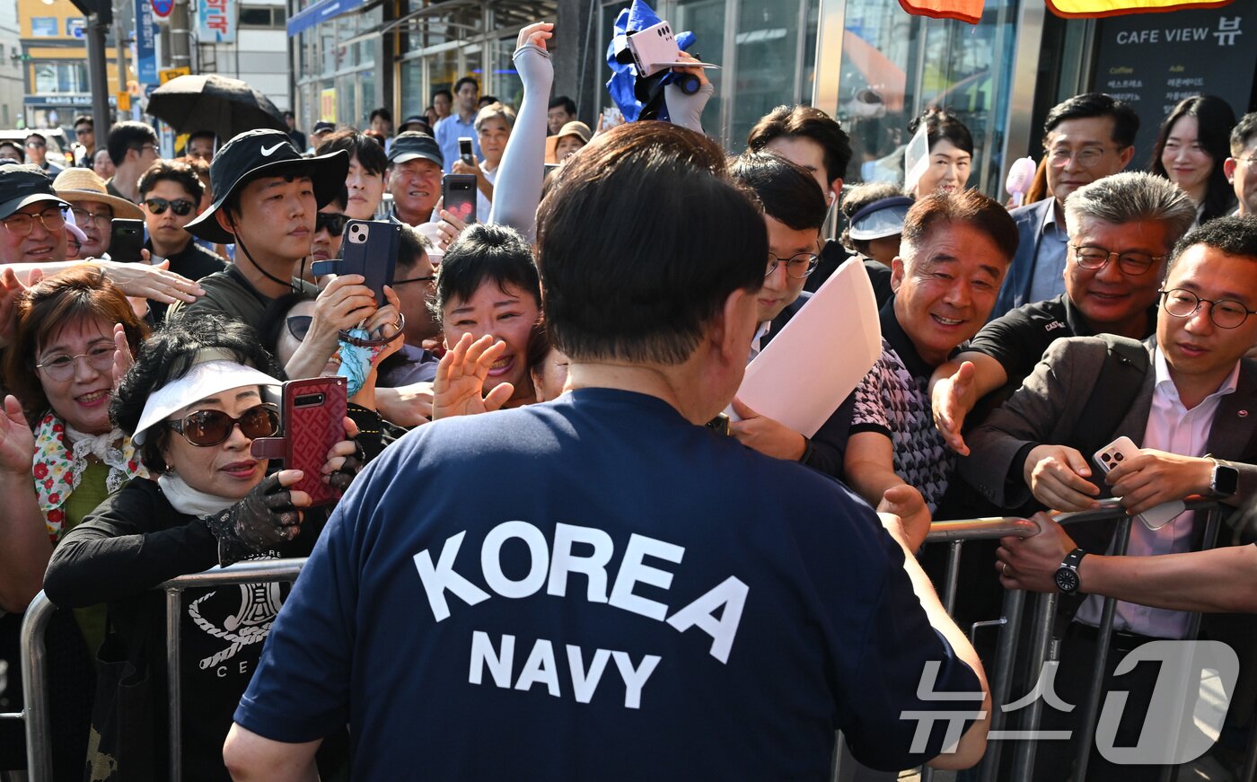 본문 이미지 - 윤석열 대통령이 여름휴가 첫날인 5일 오후 경남 통영중앙시장을 찾아 시민들과 인사를 나누고 있다. (대통령실 제공) 2024.8.5/뉴스1 ⓒ News1 박지혜 기자