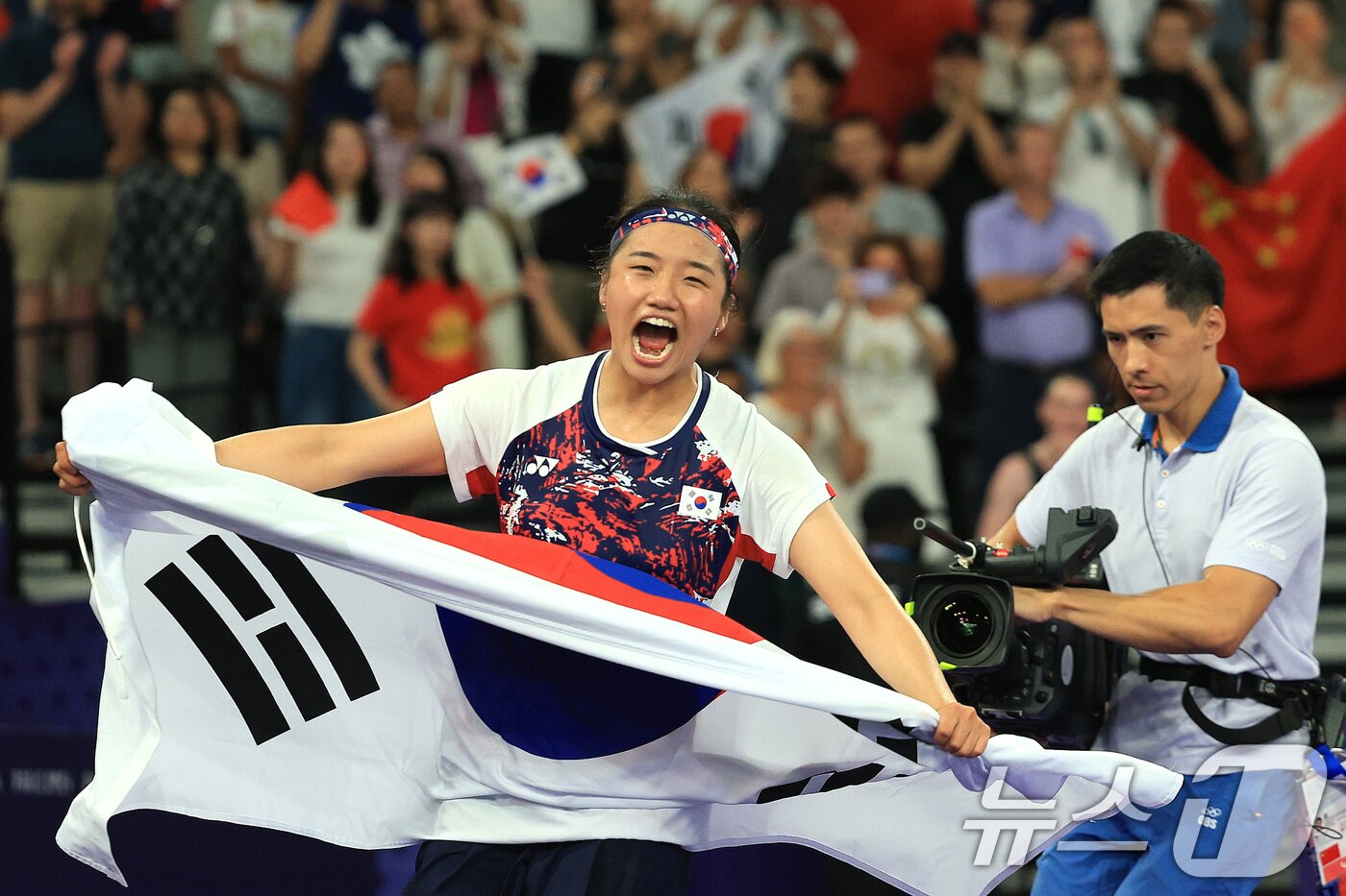본문 이미지 - 대한민국 배드민턴 대표팀 안세영이 5일 오후&#40;한국시간&#41; 프랑스 파리 라 샤펠 아레나에서 열린 2024 파리올림픽 배드민턴 여자 단식 결승 중국의 허빙자오 선수와의 경기에서 금메달을 확정 지은 후 기뻐하고 있다. 2024.8.5/뉴스1 ⓒ News1 박정호 기자