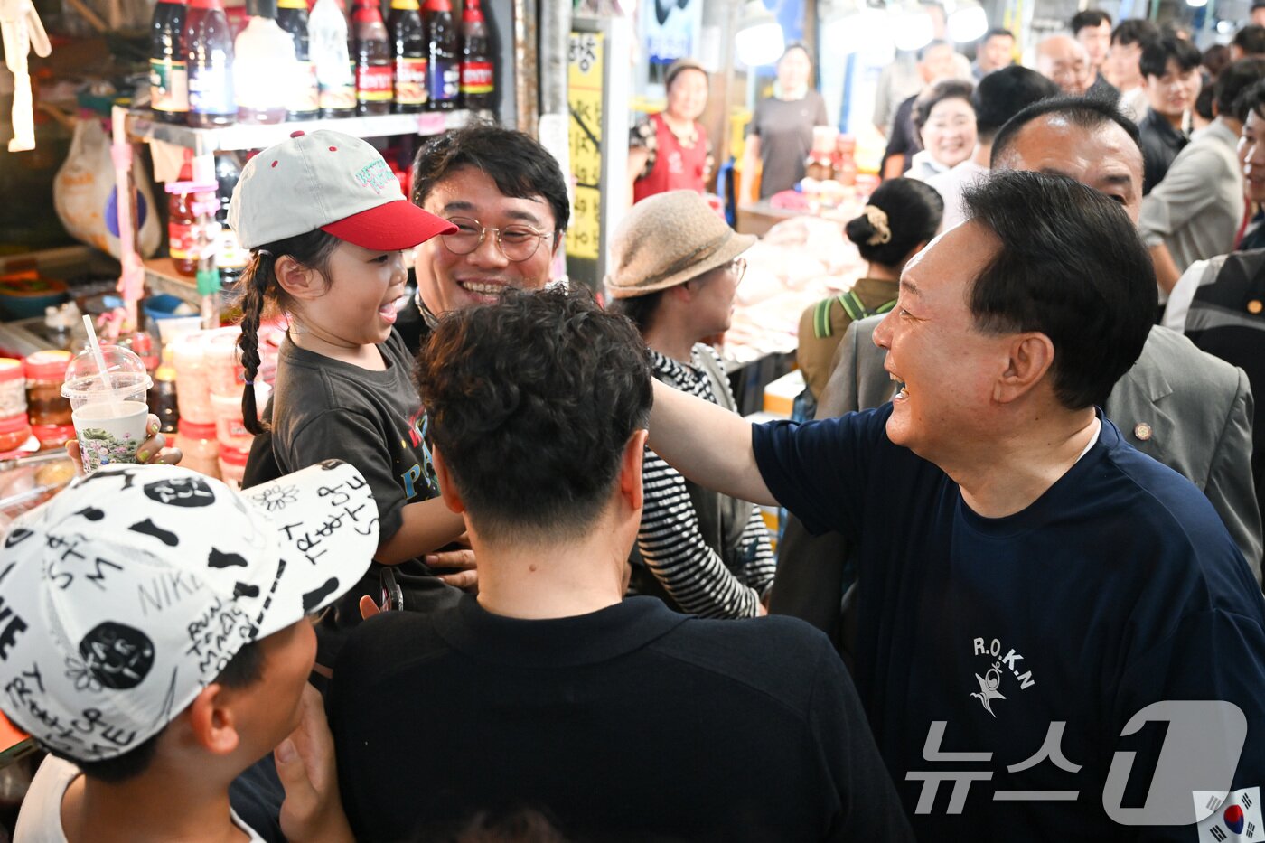 본문 이미지 - 윤석열 대통령이 여름휴가 첫날인 5일 오후 경남 통영중앙시장을 찾아 시민들과 인사를 나누고 있다. (대통령실 제공) 2024.8.5/뉴스1 ⓒ News1 박지혜 기자