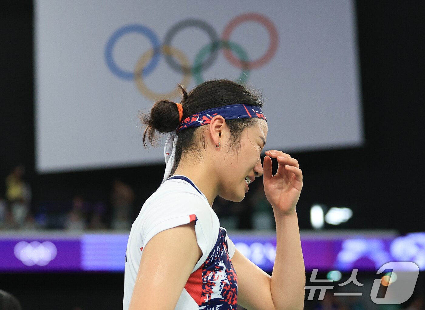 본문 이미지 - 대한민국 배드민턴 대표팀 안세영이 5일 오후&#40;한국시간&#41; 프랑스 파리 라 샤펠 아레나에서 열린 2024 파리올림픽 배드민턴 여자 단식 결승 중국의 허빙자오 선수와의 경기에서 금메달을 확정 지은 후 기뻐하고 있다. 2024.8.5/뉴스1 ⓒ News1 박정호 기자