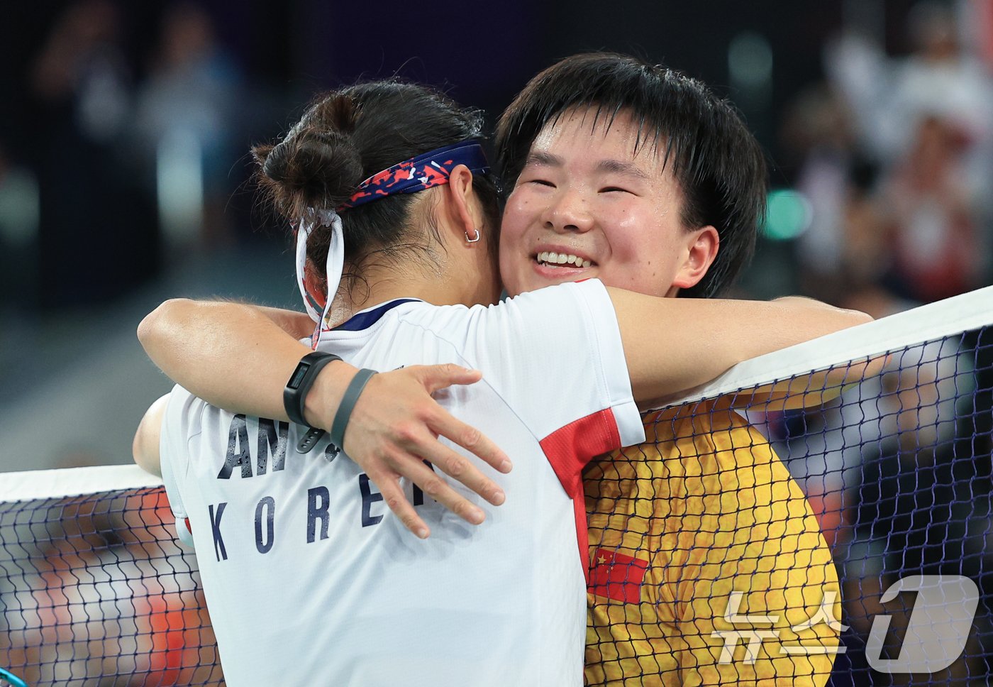 본문 이미지 - 대한민국 배드민턴 대표팀 안세영이 5일 오후(한국시간) 프랑스 파리 라 샤펠 아레나에서 열린 2024 파리올림픽 배드민턴 여자 단식 결승 중국의 허빙자오 선수와의 경기에서 금메달을 확정 지은 후 상대선수와 인사하고 있다. 2024.8.5/뉴스1 ⓒ News1 박정호 기자
