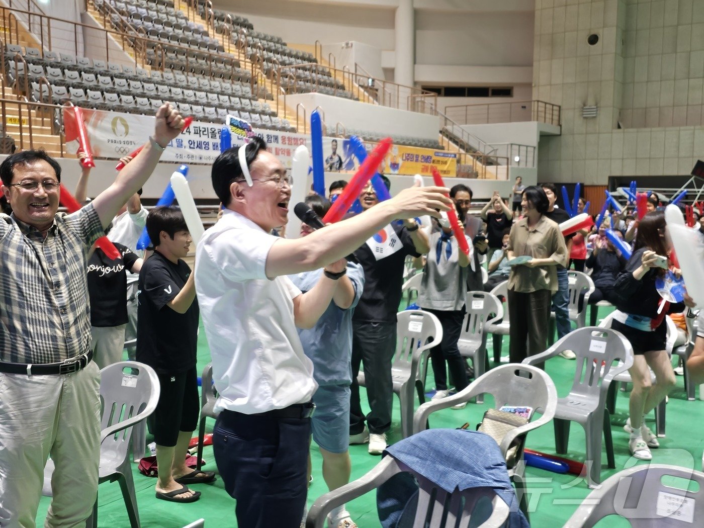 본문 이미지 - 안세영이 5일 2024 파리 올림픽 배드민턴 여자 개인 단식에서 금메달을 따내자 나주 종합스포츠파크 다목적체육관에서 응원하던 윤병태 나주시장과 시민들이 환호하고 있다.2024.8.5/뉴스1 ⓒ News1 서충섭 기자