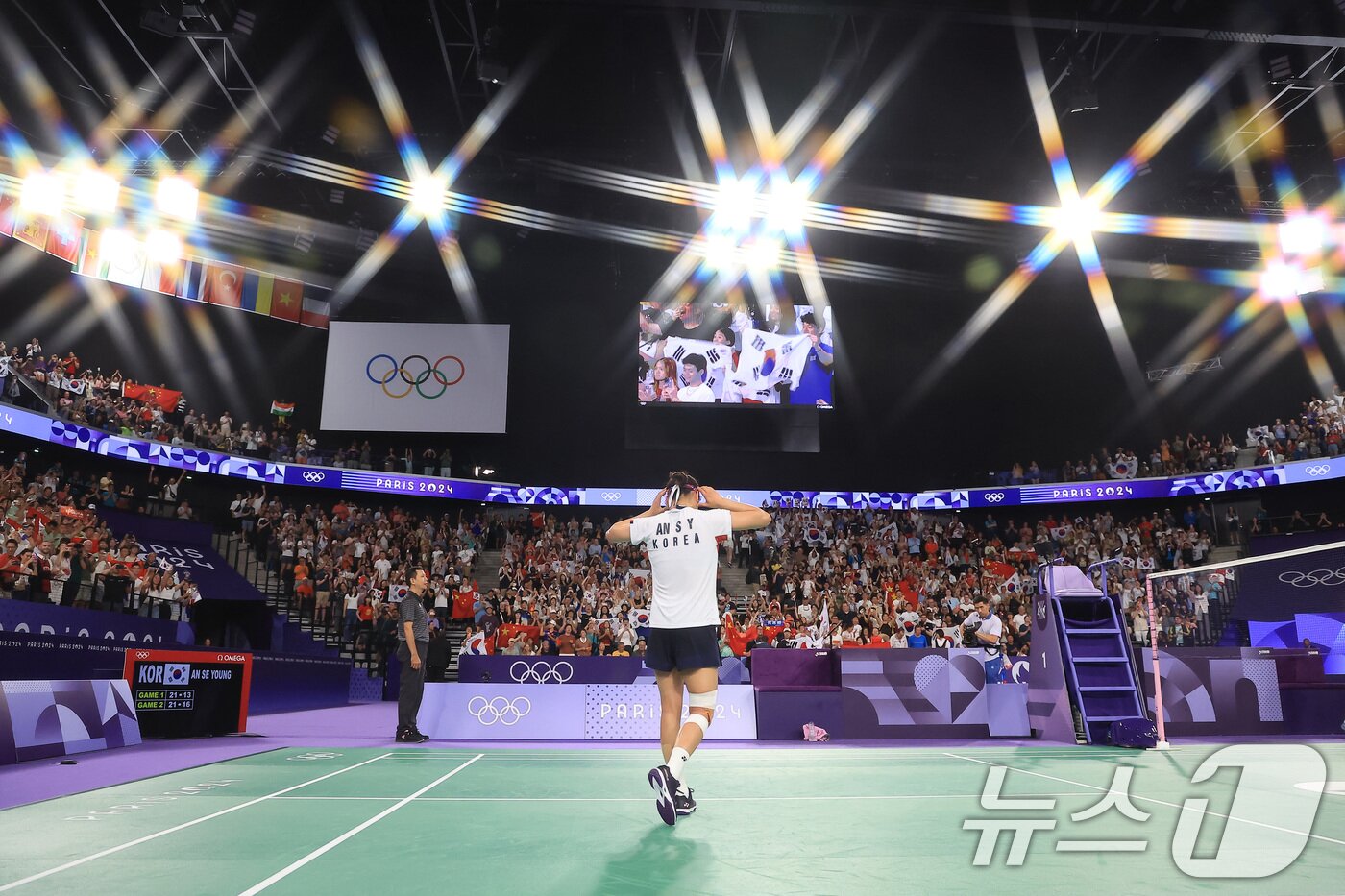 본문 이미지 - 대한민국 배드민턴 대표팀 안세영이 5일 오후&#40;한국시간&#41; 프랑스 파리 라 샤펠 아레나에서 열린 2024 파리올림픽 배드민턴 여자 단식 결승 중국의 허빙자오 선수와의 경기에서 금메달을 확정 지은 후 기뻐하고 있다. 2024.8.5/뉴스1 ⓒ News1 박정호 기자