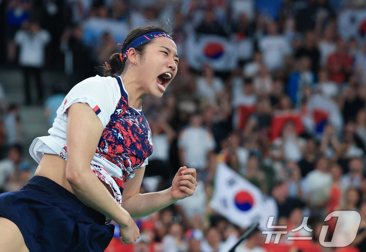본문 이미지 - 대한민국 배드민턴 대표팀 안세영이 5일 오후&#40;한국시간&#41; 프랑스 파리 라 샤펠 아레나에서 열린 2024 파리올림픽 배드민턴 여자 단식 결승 중국의 허빙자오 선수와의 경기에서 금메달을 확정 지은 후 기뻐하고 있다. 2024.8.5/뉴스1 ⓒ News1 박정호 기자